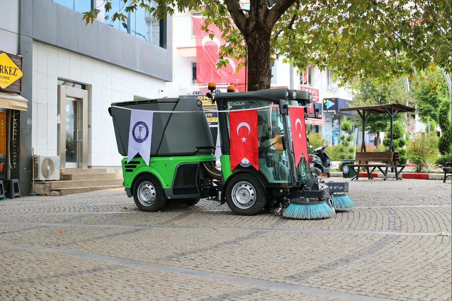 TAVAS BELEDİYESİ, İLÇENİN TEMİZLİK ÇALIŞMALARINI DAHA HIZLI VE ETKİN YÜRÜTMEK AMACIYLA ARAÇ FİLOSUNU GÜÇLENDİRDİ. TEMİZLİK İŞLERİ MÜDÜRLÜĞÜ BÜNYESİNDE HİZMET VERMEYE BAŞLAYAN YENİ ZEMİN SÜPÜRME ARACI, DAR SOKAKLARDA VE ULAŞILMASI GÜÇ ALANLARDA ÖNEMLİ AVANTAJ SAĞLAYACAK.