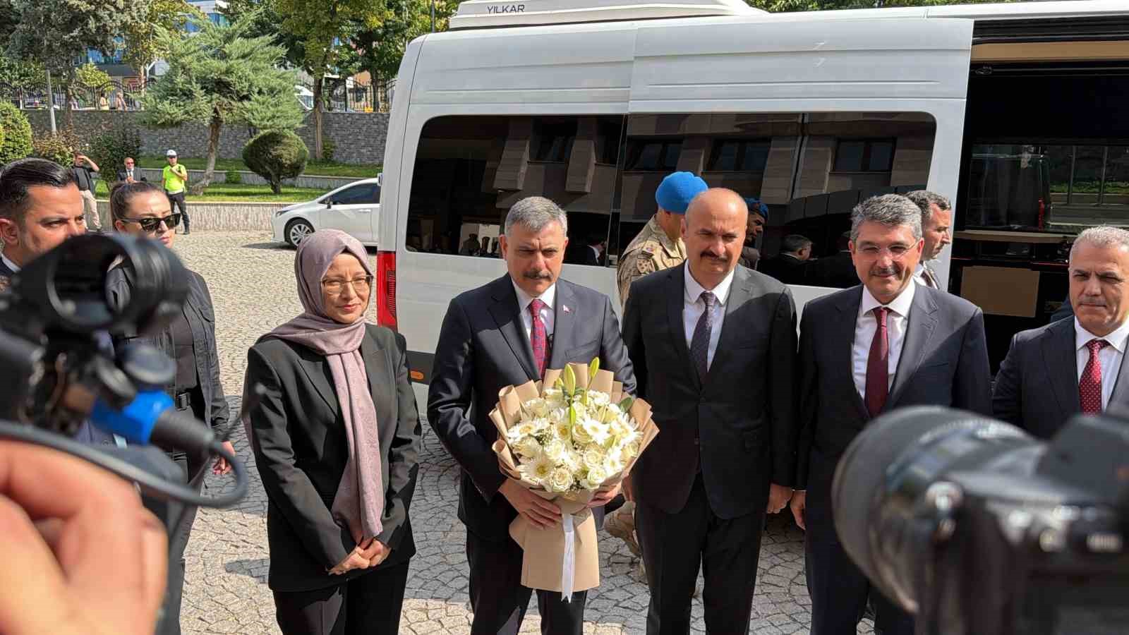 İÇİŞLERİ BAKANI MUSTAFA ÇİFTÇİ, BATMAN VALİLİĞİNİ ZİYARET EDEREK VALİLİK ŞEREF DEFTERİNİ İMZALADI.