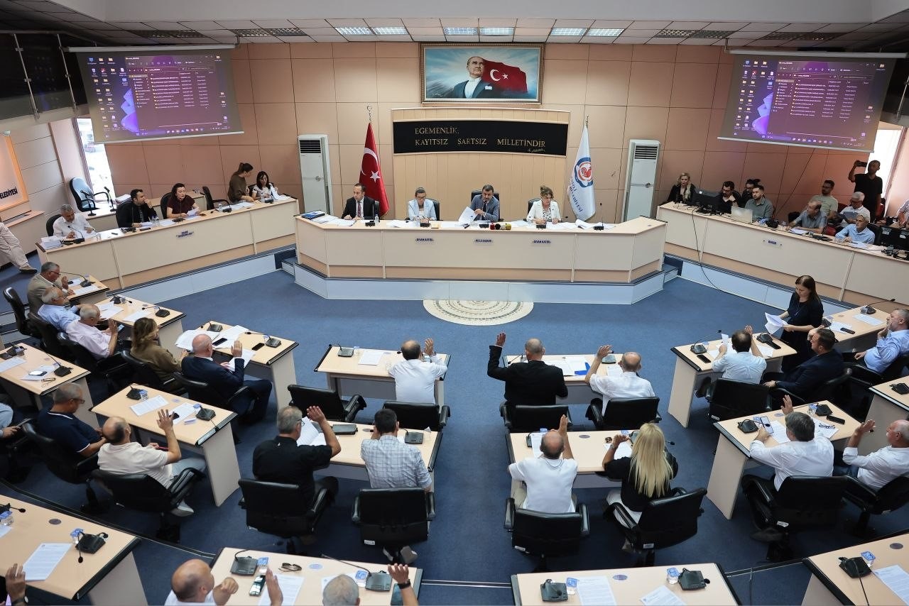 DENİZLİ BÜYÜKŞEHİR BELEDİYESİ AĞUSTOS AYI MECLİS TOPLANTISI’NDA ALINAN KARARLARLA HEM SOSYAL BELEDİYECİLİKTE ÖNEMLİ BİR ADIM ATILARAK ÖĞRENCİLERE ULAŞIM VE EĞİTİM DESTEĞİ SAĞLANDI HEM DE ŞEHRİN GELECEĞİNİ ŞEKİLLENDİRECEK "DENİZLİ ULAŞTIRMA ANA PLANI" VE "2040 VİZYONU" İÇİN DÜĞMEYE BASILDI. BAŞKAN BÜLENT NURİ ÇAVUŞOĞLU, "GÜVENLİ, KONFORLU, YAŞANABİLİR VE İNSAN ODAKLI BİR DENİZLİ HAYALİMİZ VAR" DİYEREK, TRAMVAY PROJESİ BAŞTA OLMAK ÜZERE ŞEHRİN ULAŞIM ALTYAPISINA YÖNELİK PROJELERİN DETAYLARINI AKTARDI.