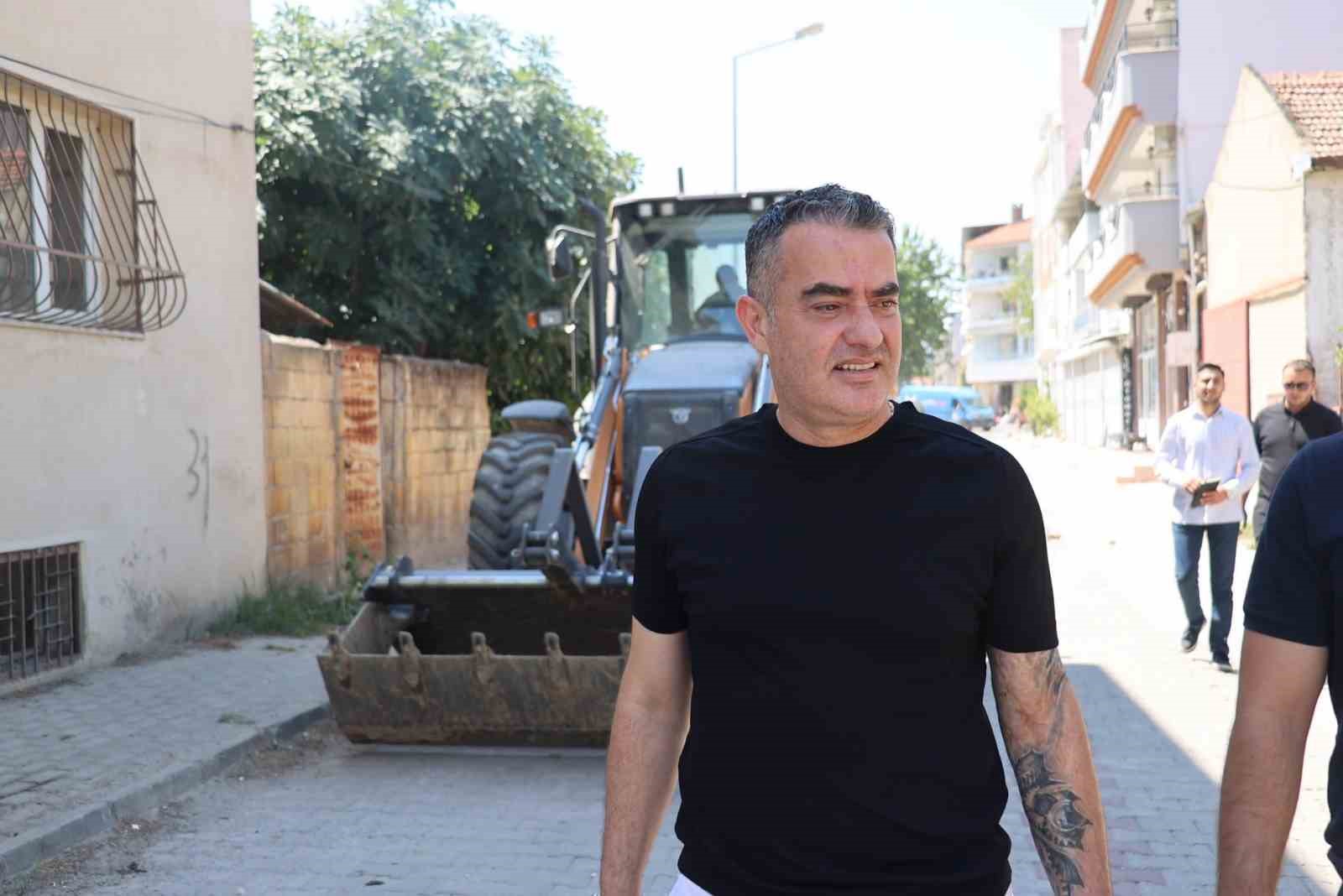 KOÇARLI BELEDİYESİ, GÜNDOĞAN MAHALLESİ YUNUS EMRE SOKAK’TA YOL YENİLEME ÇALIŞMASI BAŞLATIRKEN, ÇALIŞMALARI YERİNDE İNCELEYEN BELEDİYE BAŞKANI ÖZGÜR ARICI; "DAHA GÜVENLİ VE KONFORLU YOLLAR KAZANDIRMAK İÇİN ÇALIŞMALARIMIZI SÜRDÜRÜYORUZ" DEDİ.