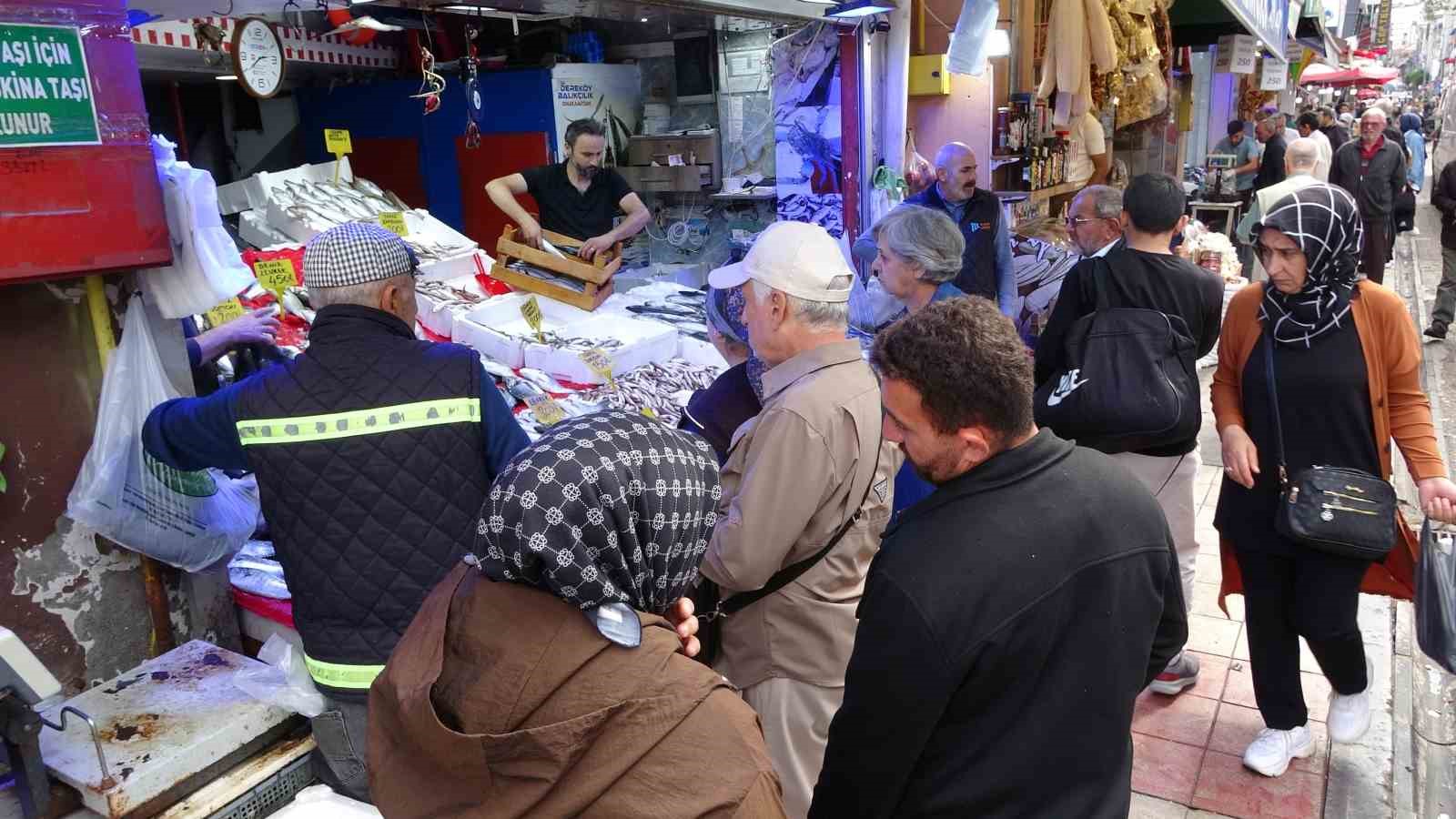 SAMSUN’DA KİLOLUK PALAMUTLARIN ADEDİ 90 TL’DEN SATILIYOR. VATANDAŞLAR UCUZ BALIK ALMAK İÇİN BİRBİRİYLE YARIŞIRKEN, BALIK SATICILARI İSE ALIŞVERİŞİN YOĞUNLUĞU NEDENİYLE DİNLENMEYE FIRSAT BULAMIYOR.