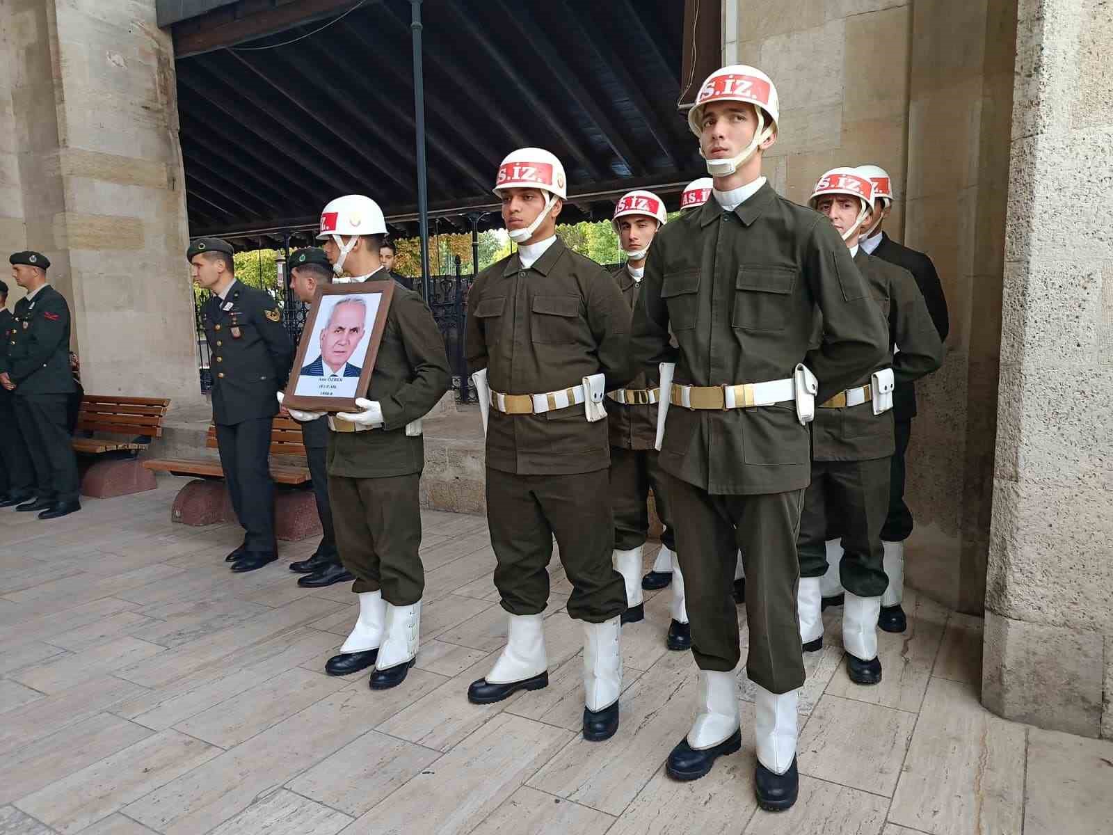EDİRNE'DE 86 YAŞINDAKİ KIBRIS GAZİSİ AZİZ ÖZBEK, ESKİ CAMİ’DE ÖĞLE NAMAZININ ARDINDAN DÜZENLENEN ASKERİ TÖRENLE SON YOLCULUĞUNA UĞURLANDI.