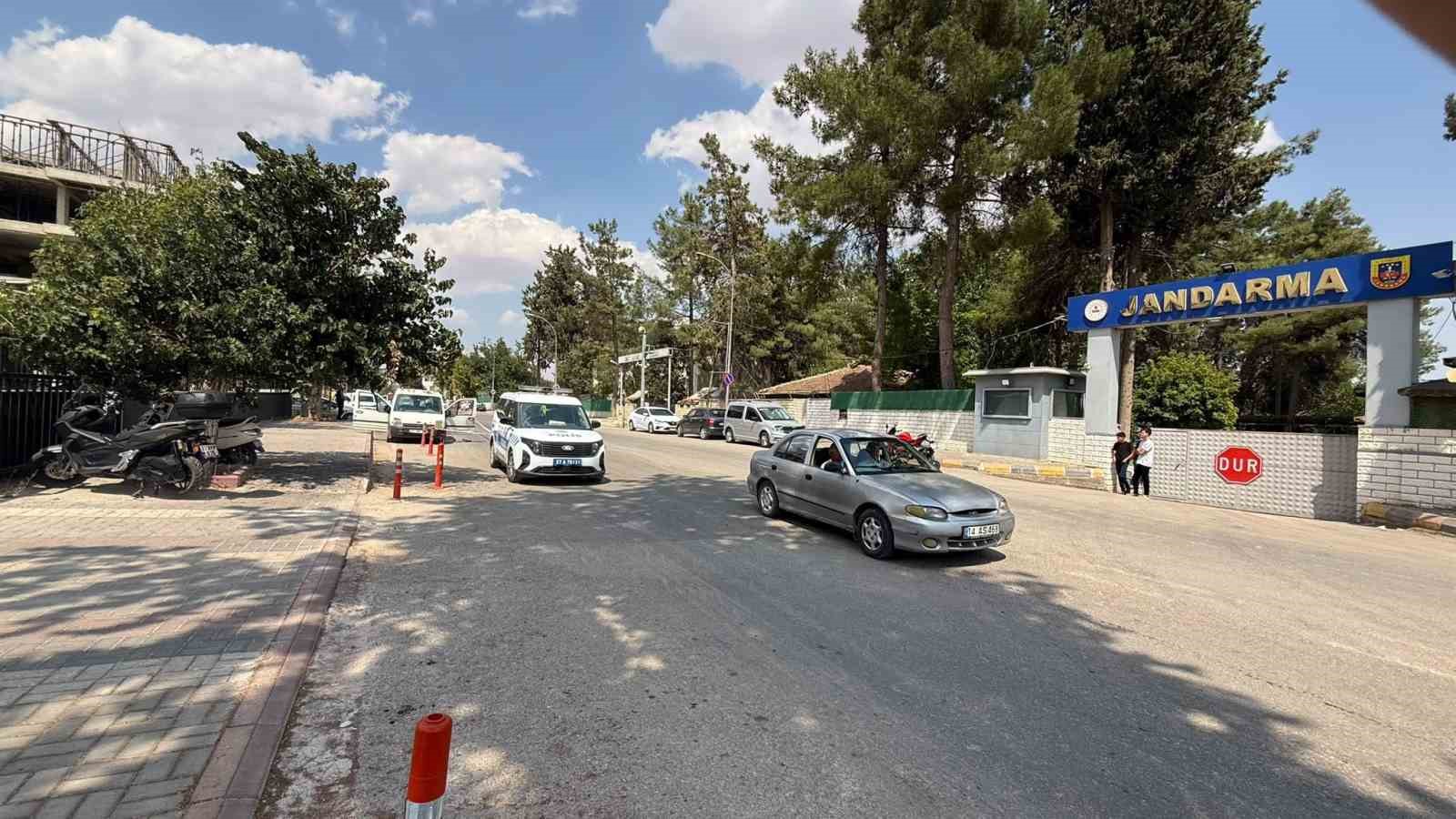 GAZİANTEP’TE JANDARMA KARAKOLUNUN ÖNÜNDE PARK HALİNDEKİ ARACININ İÇERİSİNDE BULUNAN ŞAHIS, HUSUMETLİSİNİN SİLAHLI SALDIRISINA UĞRAYARAK AĞIR YARALANDI.