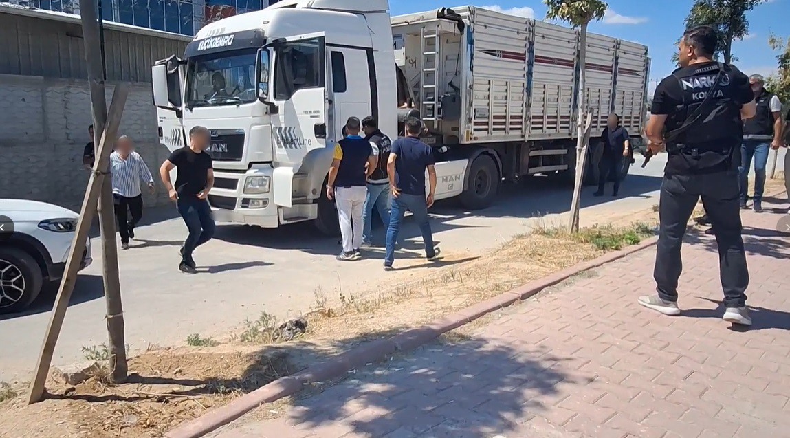 KONYA’DA NARKOTİK EKİPLERİNİN DÜZENLEDİĞİ OPERASYONDA BİR ARAÇTA 124 BİN 376 ADET SENTETİK ECZA HAPI ELE GEÇİRİLDİ.
