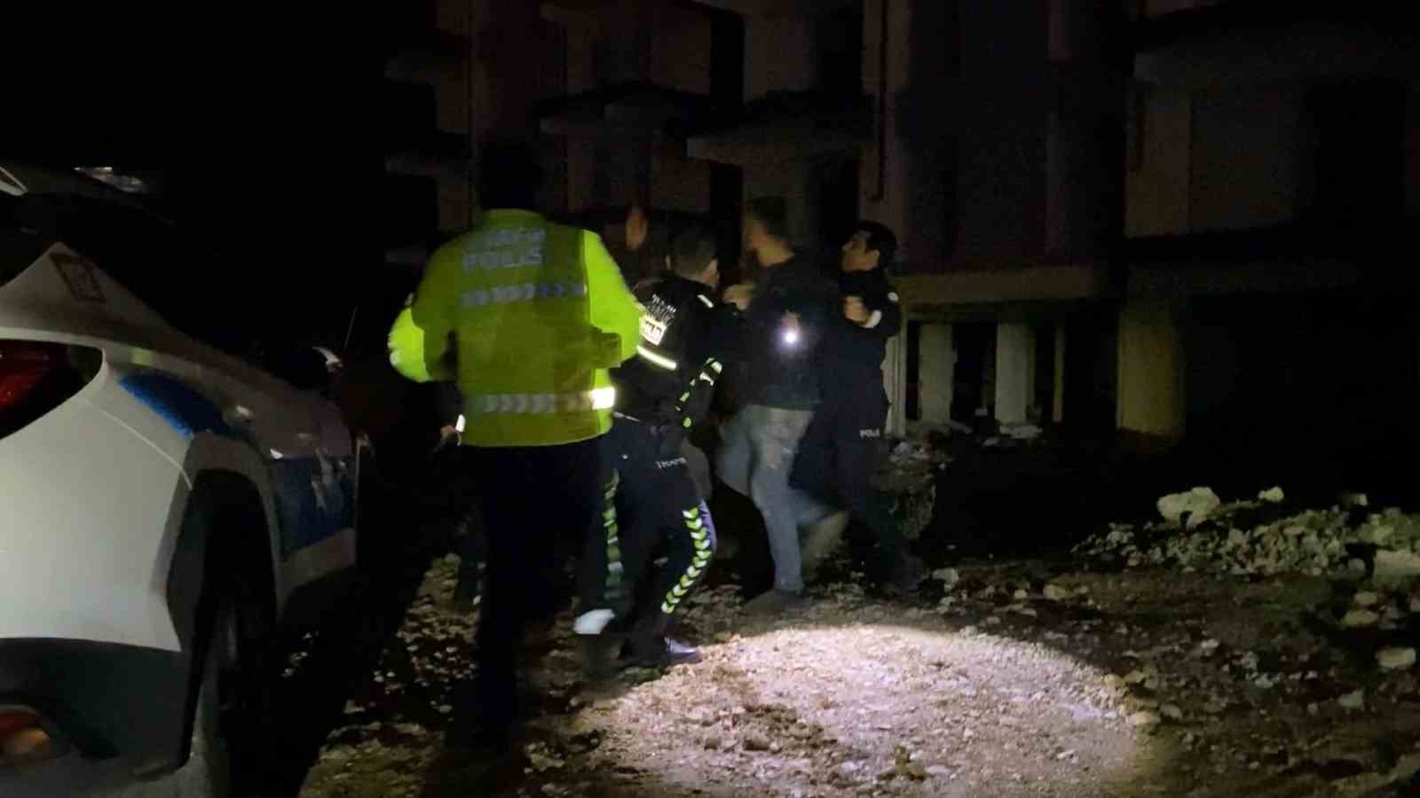 BURSA'NIN İNEGÖL İLÇESİNDE POLİSİN "DUR" İHTARINA UYMAYARAK KAÇAN ALKOLLÜ SÜRÜCÜ, 5 KİLOMETRELİK KOVALAMACANIN ARDINDAN YAKALANDI. ARACI BIRAKIP İNŞAATA SAKLANAN SÜRÜCÜ İLE ARAÇTA BULUNAN ARKADAŞI, POLİS EKİPLERİNE "SÜRÜCÜ BEN DEĞİLİM" DİYEREK BİRBİRLERİNİ SUÇLADI. İKİ ŞAHSIN TARTIŞMASI KISA SÜREDE KAVGAYA DÖNÜŞÜRKEN, TEKME VE YUMRUKLARIN HAVADA UÇUŞTUĞU ANLAR KAMERAYA YANSIDI. ALKOLLÜ SÜRÜCÜYE 550 BİN LİRA CEZA KESİLİRKEN EHLİYETİNE DE 5 YIL EL KONULDU.