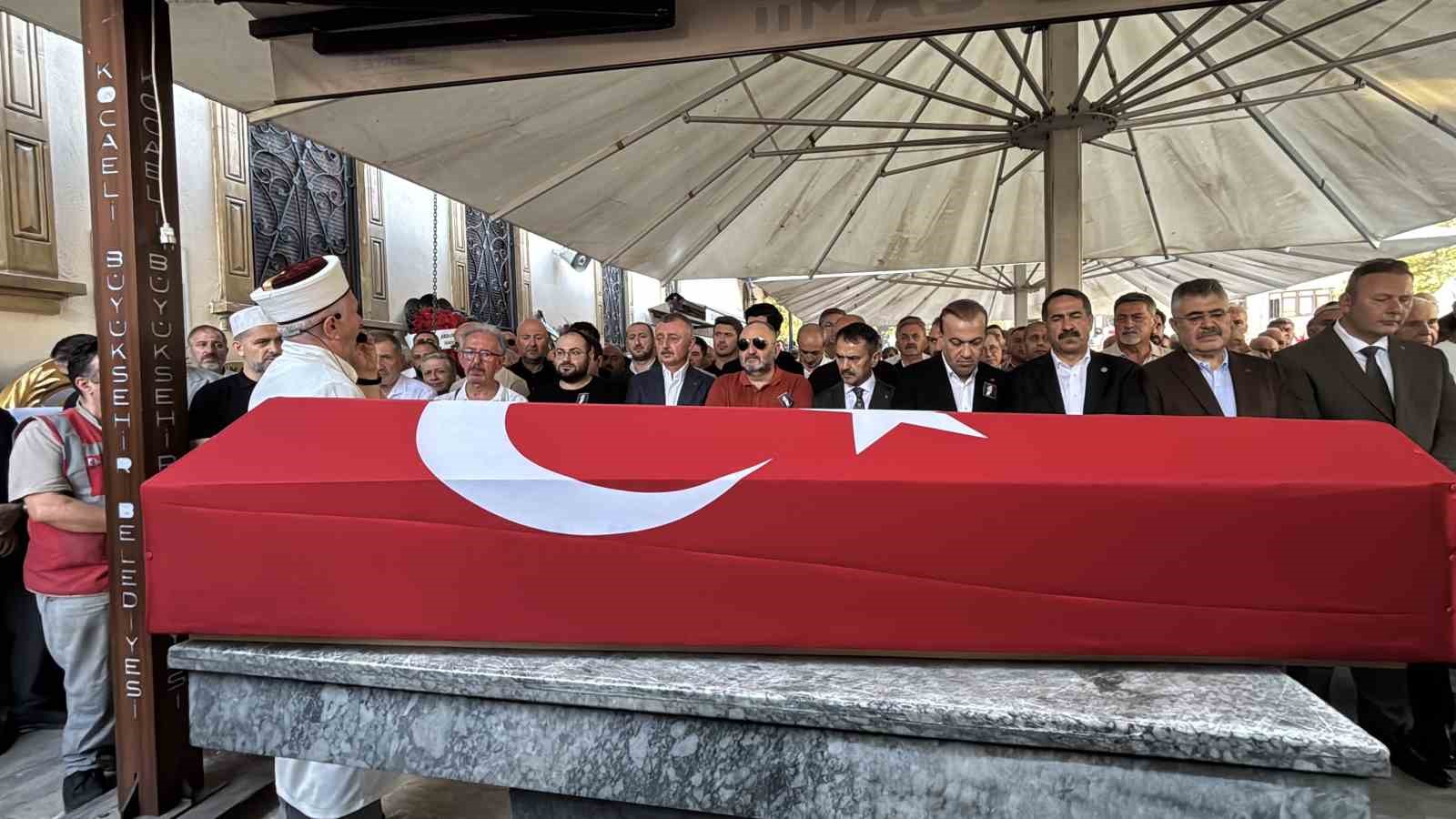 AK PARTİ 23 VE 24. DÖNEM KOCAELİ MİLLETVEKİLİ AZİZE SİBEL GÖNÜL, İZMİT’TE KILINAN CENAZE NAMAZININ ARDINDAN KENT MEZARLIĞI’NDA TOPRAĞA VERİLDİ.