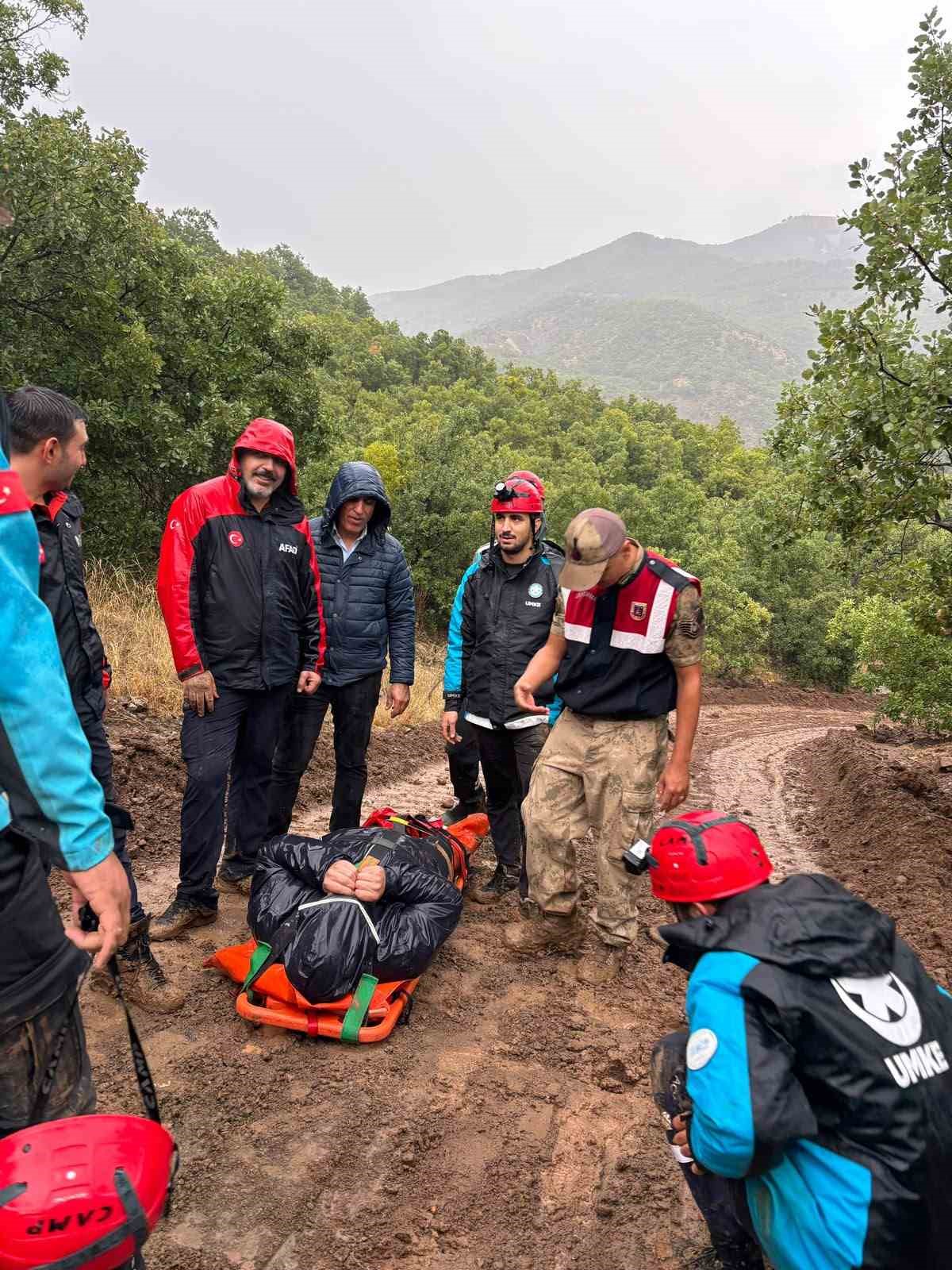 TUNCELİ’NİN NAZIMİYE İLÇESİNDE YOĞUN YAĞIŞ NEDENİYLE YOLU KAPANAN GERİŞ KÖYÜNDEKİ ENGELLİ VATANDAŞA EKİPLER ULAŞTI.
