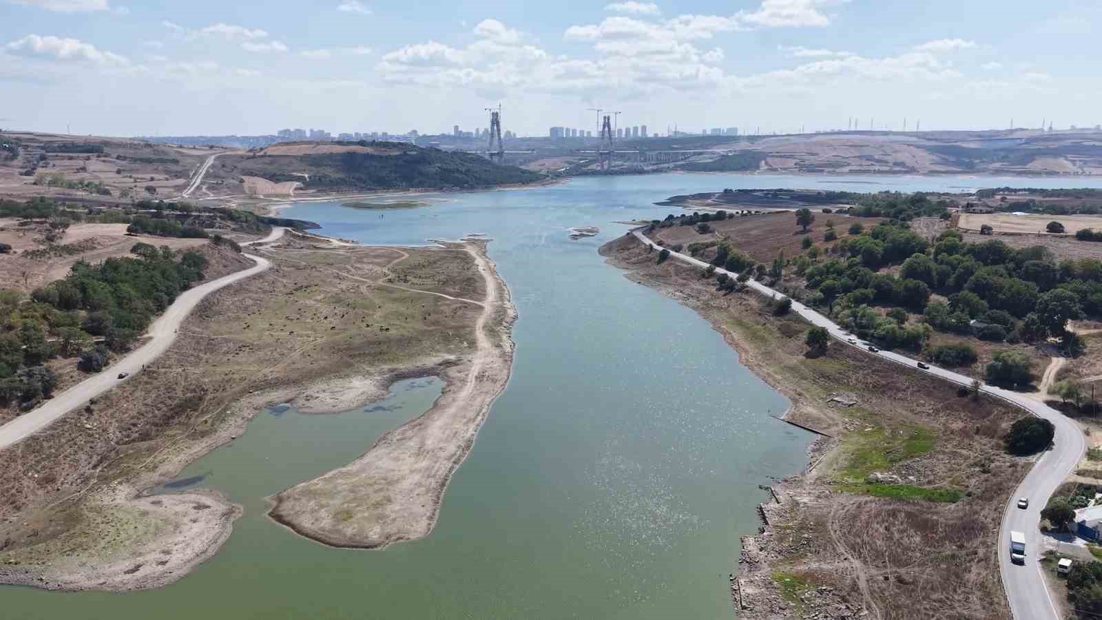 İSTANBUL’UN ARNAVUTKÖY İLÇESİNDE BULUNAN SAZLIBOSNA BARAJI’NDA SU SEVİYESİNİN YÜZDE 26,91 ORANINA GERİLEMESİ, HAVZANIN ÇARPICI GÖRÜNTÜLERİNİ ORTAYA ÇIKARDI.