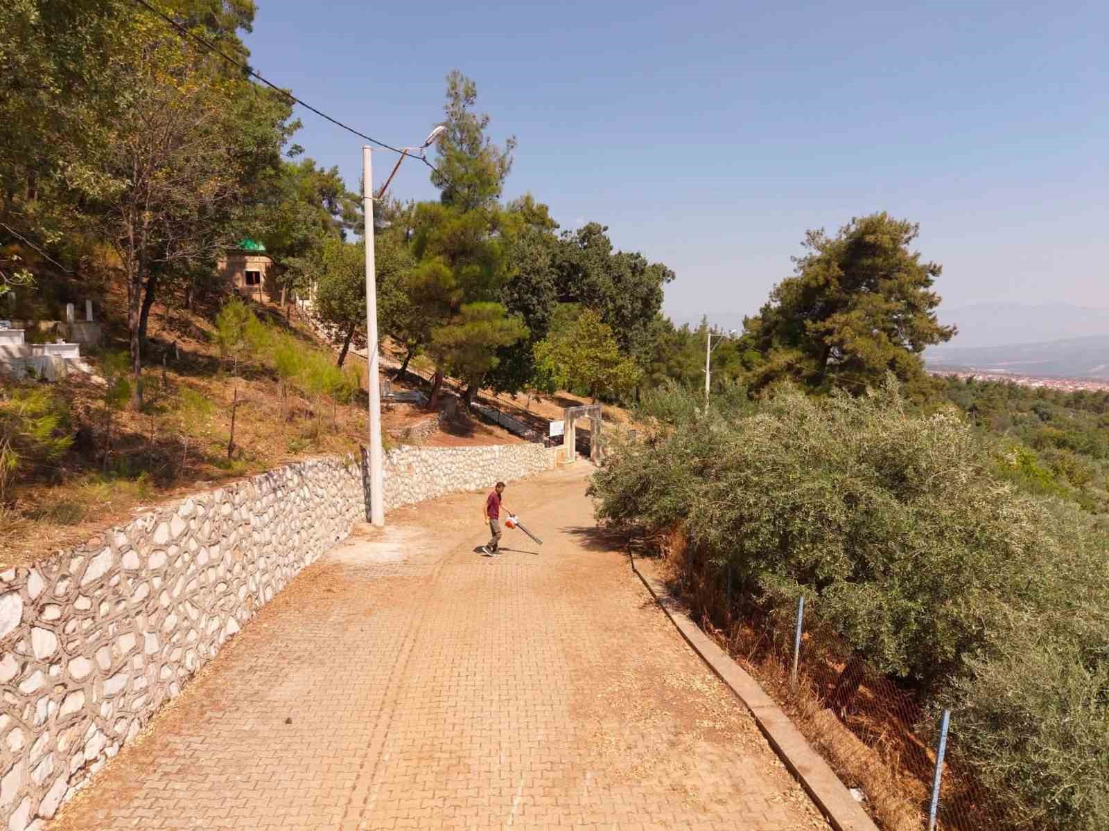 AYDIN'DA 743 YILDIR SÜRDÜRÜLEN DEDEBAĞ KEŞKEK HAYRI İÇİN HAZIRLIKLAR SÜRERKEN, BU YIL 744.'SÜ GERÇEKLEŞTİRİLECEK OLAN HAYIR ÖNCESİNDE TÜRBE VE MESİRE ALANINDA TEMİZLİK ÇALIŞMALARI GERÇEKLEŞTİRİLDİ.