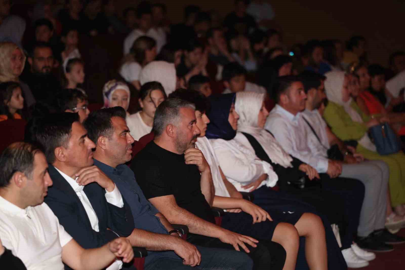 PURSAKLAR BELEDİYESİ BÜNYESİNDE FAALİYET GÖSTEREN PYM TİYATRO ATÖLYESİ, HAZIRLADIĞI 11 FARKLI TİYATRO GÖSTERİSİYLE İLÇEDE KÜLTÜR ŞÖLENİ YAŞATTI.