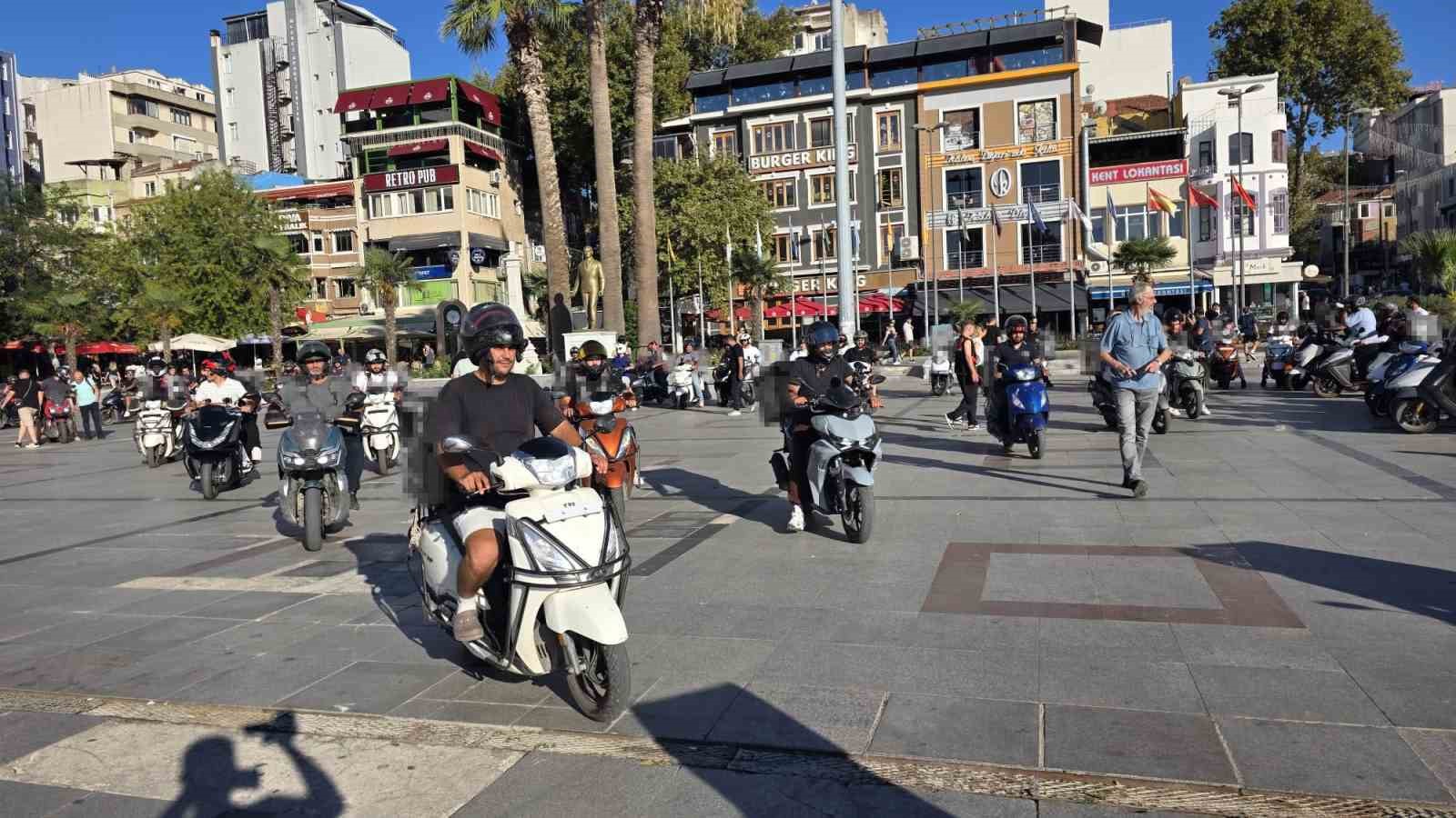 BALIKESİR'İN BANDIRMA İLÇESİNDE BİR DÖNER İŞLETMESİ İLE KURYE ARASINDA YAŞANAN KAVGANIN ARDINDAN YARALANAN KURYENİN DARBEDİLDİĞİ İDDİASI, YAKLAŞIK 60 KURYENİN KATILDIĞI BASIN AÇIKLAMASIYLA PROTESTO EDİLDİ.