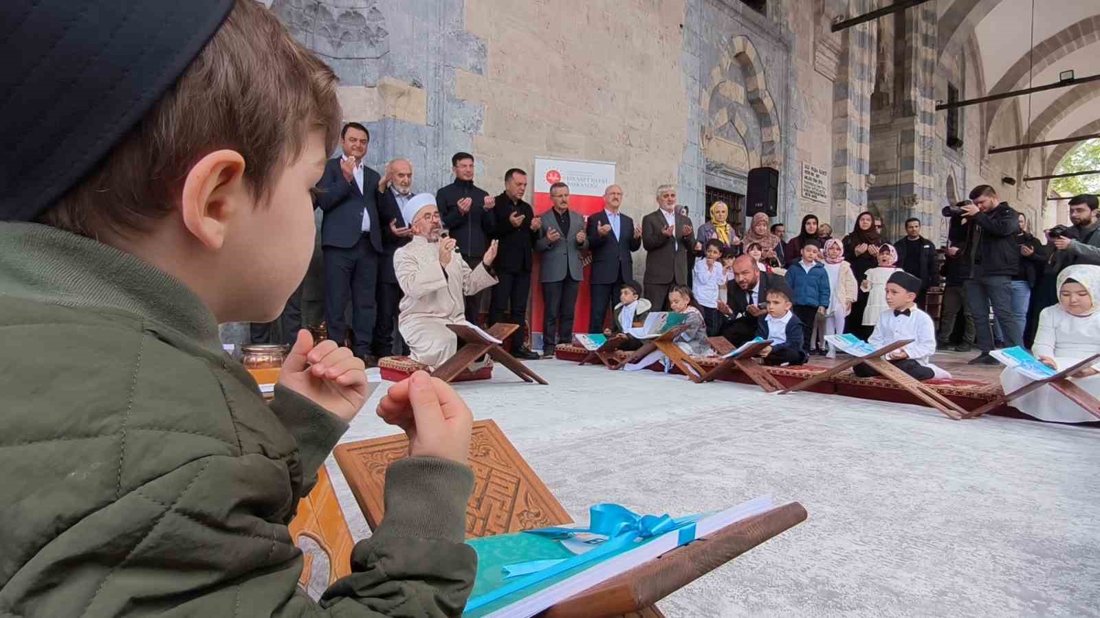 TOKAT’TA BU YIL İKİNCİSİ DÜZENLENEN OSMANLI GELENEĞİ AMİN ALAYI PROGRAMINDA, 4-6 YAŞ GRUBU ÖĞRENCİLER TARİHİ SULUSOKAK’TAN ALİPAŞA CAMİİ’NE YÜRÜYEREK DUA ETTİ.