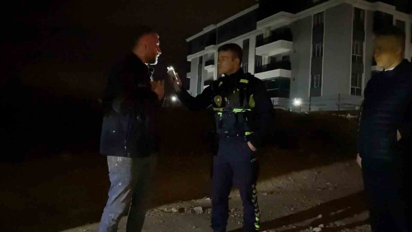 BURSA'NIN İNEGÖL İLÇESİNDE POLİSİN "DUR" İHTARINA UYMAYARAK KAÇAN ALKOLLÜ SÜRÜCÜ, 5 KİLOMETRELİK KOVALAMACANIN ARDINDAN YAKALANDI. ARACI BIRAKIP İNŞAATA SAKLANAN SÜRÜCÜ İLE ARAÇTA BULUNAN ARKADAŞI, POLİS EKİPLERİNE "SÜRÜCÜ BEN DEĞİLİM" DİYEREK BİRBİRLERİNİ SUÇLADI. İKİ ŞAHSIN TARTIŞMASI KISA SÜREDE KAVGAYA DÖNÜŞÜRKEN, TEKME VE YUMRUKLARIN HAVADA UÇUŞTUĞU ANLAR KAMERAYA YANSIDI. ALKOLLÜ SÜRÜCÜYE 550 BİN LİRA CEZA KESİLİRKEN EHLİYETİNE DE 5 YIL EL KONULDU.