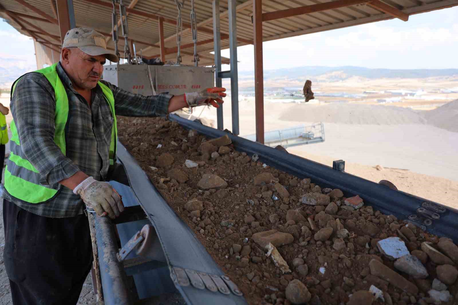 BETON, DEMİR, ASFALT VE DİĞER GERİ DÖNÜŞTÜRÜLEBİLİR MALZEMELER, MODERN SİSTEMLERLE BİRBİRİNDEN AYRILARAK GERİ DÖNÜŞÜM SÜRECİNE KAZANDIRILIYOR.