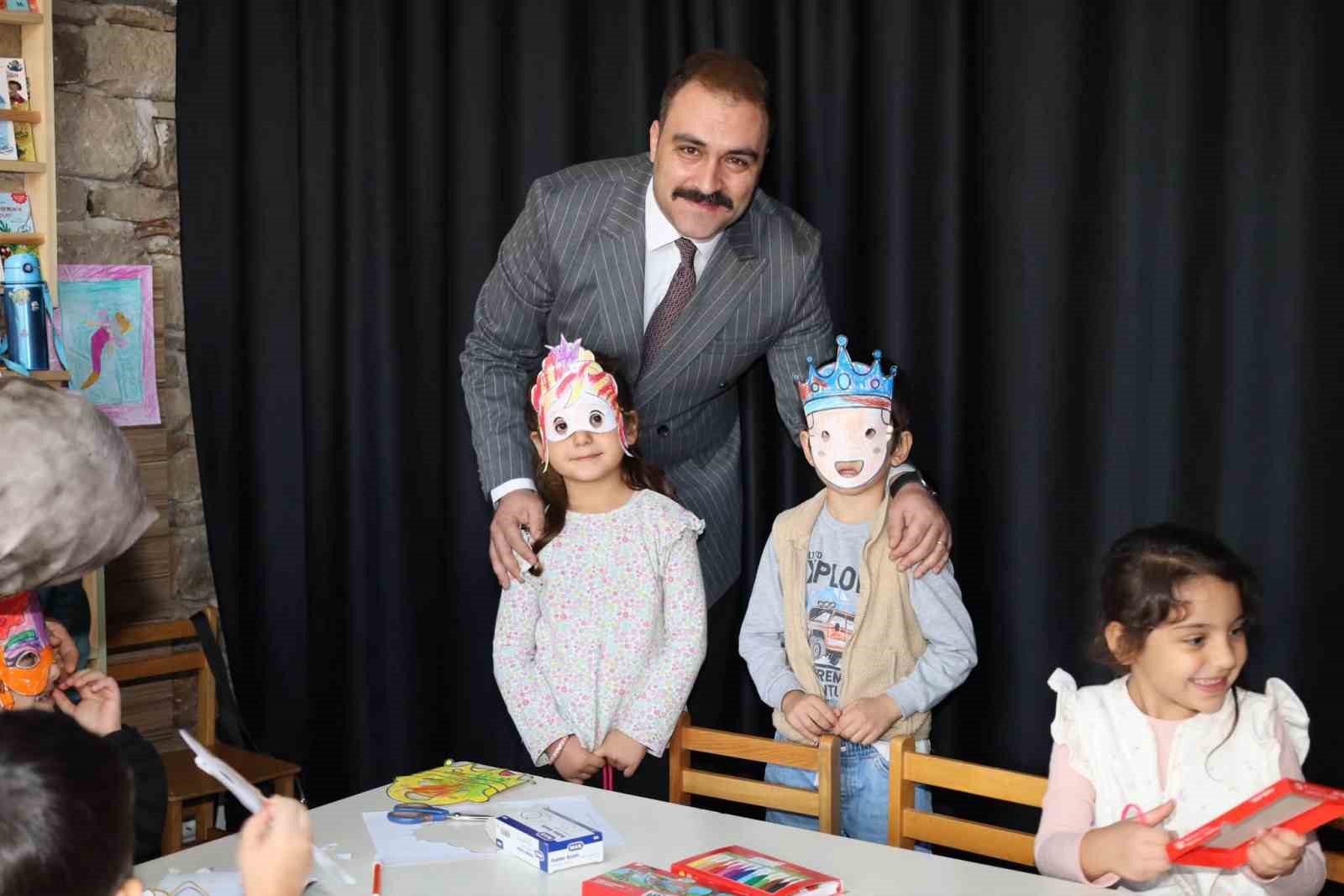 AYDIN'IN KARACASU İLÇESİNDEKİ AFRODİSİAS ANTİK KENTİ'NDE HAYATA GEÇİRİLEN ÇOCUK ATÖLYESİNDE MİNİKLER, ARKEOLOJİK KAZI ÇALIŞMALARINDAN SİKKE BASIMINA, MASKE YAPIMINDAN SANAT ETKİNLİKLERİNE KADAR BİRÇOK UYGULAMAYLA TARİHİ VE KÜLTÜREL MİRASI YAKINDAN TANIMA FIRSATI BULDU.