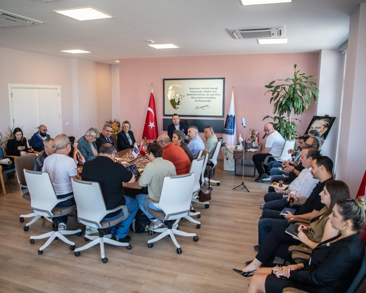 KUŞADASI BELEDİYE BAŞKAN VEKİLİ TAHSİN DEMİRTAŞ, KUŞADASI’NDAKİ ULUSAL VE YEREL MEDYA TEMSİLCİLERİYLE BİR ARAYA GELDİ. BASIN MENSUPLARINA GÖREVDE OLDUĞU 6 AYLIK SÜREDE KENT GENELİNDE YAŞAMA GEÇİRİLEN PROJE, HİZMET VE ÇALIŞMALARLA İLGİLİ BİLGİ AKTARAN DEMİRTAŞ, "İLK GÜNDEN İTİBAREN ÖMER BAŞKANIMIZIN DÖNEMİNDE BAŞLATILAN ÇALIŞMALARI SAHİPLENEREK İLERLETTİK. KUŞADASI’NA HİZMET YOLUNDA ÜSTLENDİĞİMİZ SORUMLULUĞU AYNI KARARLILIKLA SÜRDÜRÜYORUZ" DEDİ.