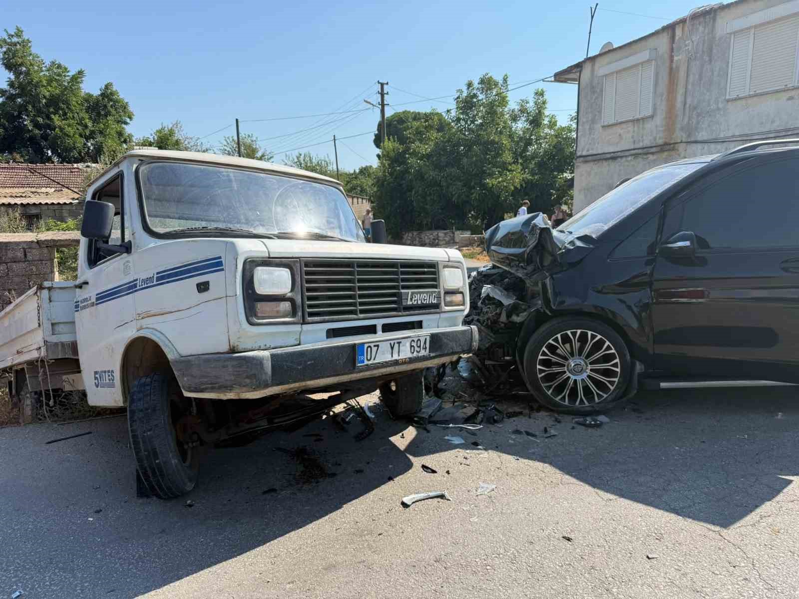 ANTALYA’NIN SERİK İLÇESİNDE VİP MİNİBÜS İLE KAMYONETİN ÇARPIŞMASI SONUCU MEYDANA GELEN TRAFİK KAZASINDA KAMYONET SÜRÜCÜSÜ YARALANDI. ARAÇTA BULUNAN 5 KİŞİLİK TURİST AİLE İSE KAZADAN YARA ALMADAN KURTULDU.