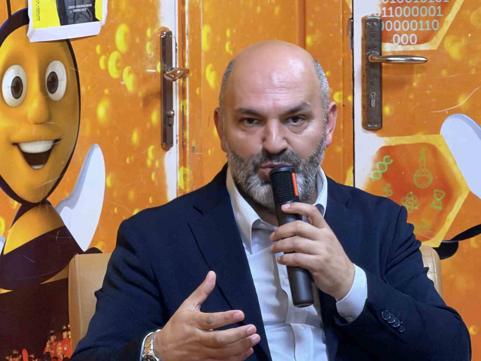 RADYO VE TELEVİZYON ÜST KURUL ÜYESİ HASAN DAVULCU, DÜZCE’DE LİSE ÖĞRENCİLERİ İLE BİR ARAYA GELDİ. DAVULCU, “RTÜK OLARAK TÜRK TELEVİZYONLARINI AYAKTA TUTMAYA ÇALIŞIYORUZ” DEDİ.