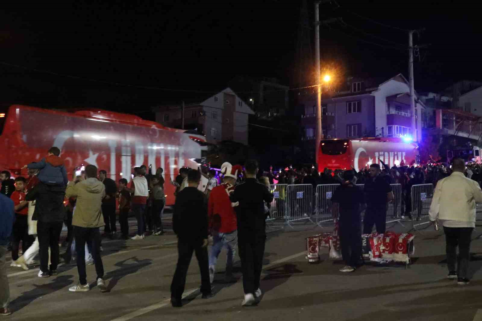 UEFA ULUSLAR A LİGİ 1. GRUP'TAKİ İLK MAÇINDA KOCAELİ'DE KARŞI KARŞIYA GELECEK OLAN FRANSA İLE TÜRKİYE A MİLLİ FUTBOL TAKIMLARI, KOCAELİ STADYUMU'NA GELDİ.