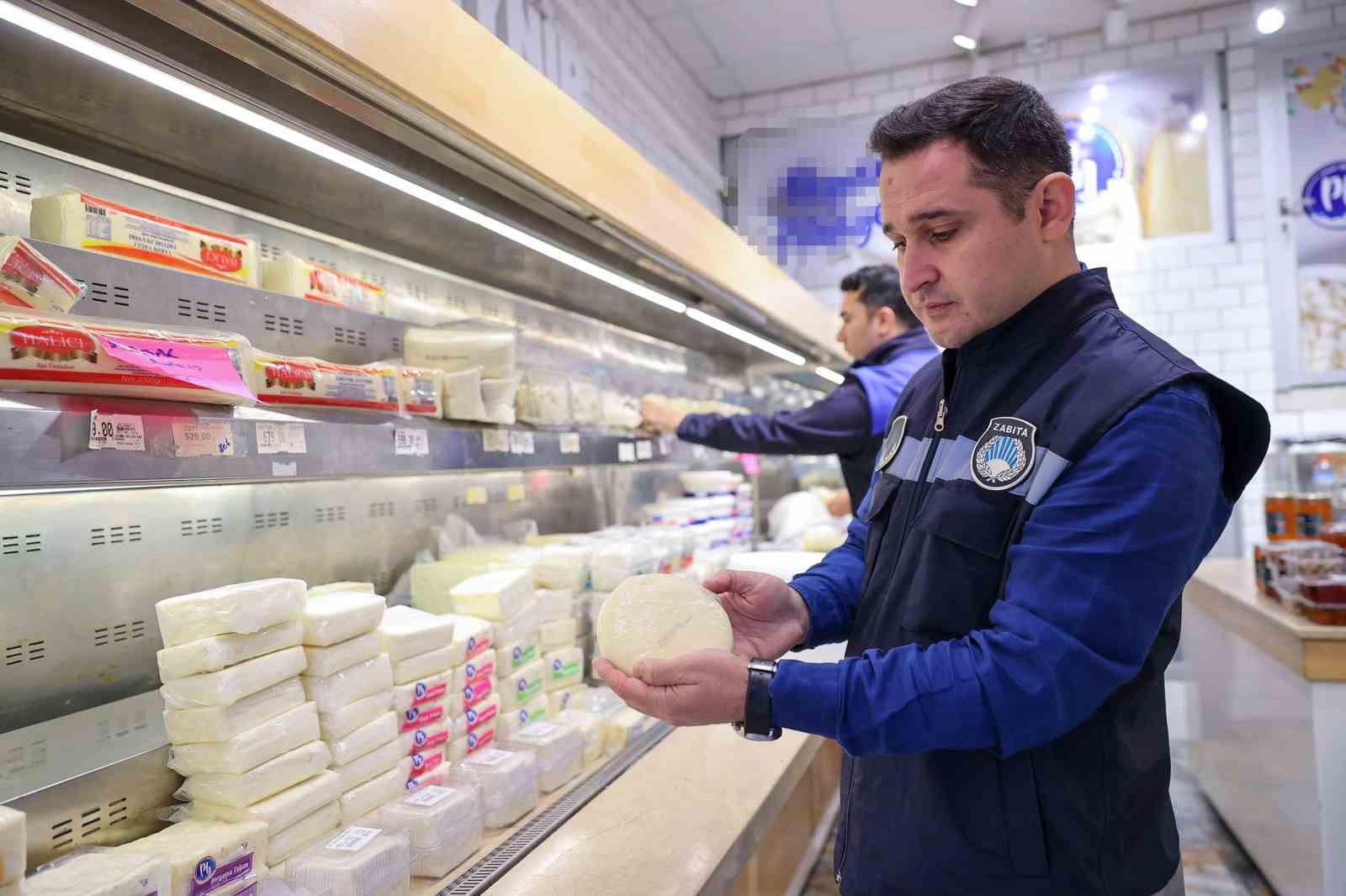 İZMİR'İN BUCA İLÇESİNDE BİR ŞARKÜTERİDE YAPILAN DENETİMDE, SON KULLANMA TARİHİ GEÇMİŞ TOPLAM 109,5 KİLOGRAM SÜT ÜRÜNÜ ELE GEÇİRİLDİ.
