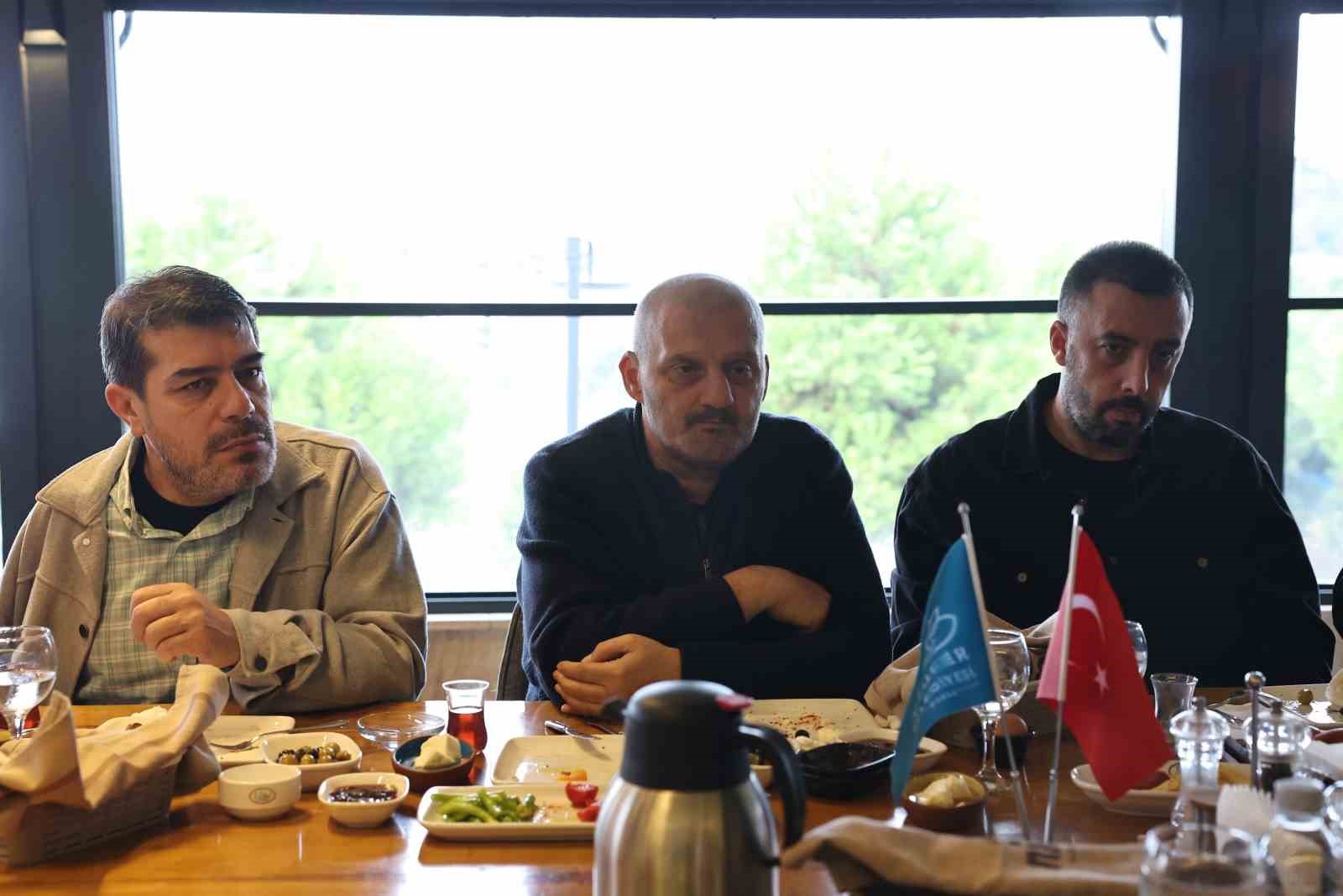 NİLÜFER BELEDİYE BAŞKANI ŞADİ ÖZDEMİR, YEŞİL-BEYAZLI KULÜBÜN TRİBÜN TEMSİLCİLERİYLE KAHVALTIDA BULUŞTU. BURSASPOR’UN BU KENTİN ORTAK DEĞERİ OLDUĞUNU BELİRTEN BAŞKAN ŞADİ ÖZDEMİR, "HEPİMİZ BU DEĞERE SAHİP ÇIKMALIYIZ" DEDİ.