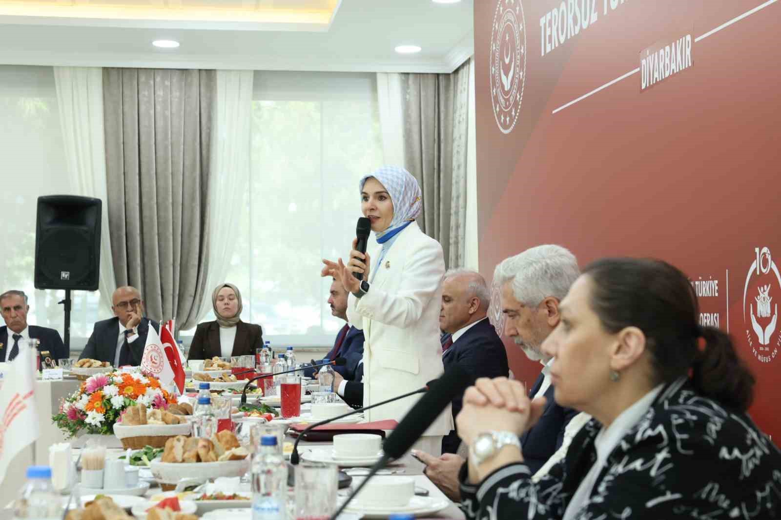 BAKAN GÖKTAŞ, CUMHURBAŞKANI RECEP TAYYİP ERDOĞAN’IN TALİMATLARI DOĞRULTUSUNDA YÜRÜTÜLEN ‘TERÖRSÜZ TÜRKİYE BULUŞMALARI’ KAPSAMINDAKİ ‘TERÖRSÜZ TÜRKİYE KARDEŞLİK SOFRASI’NIN 22’NCİSİNİ DİYARBAKIR’DA GERÇEKLEŞTİRDİ.