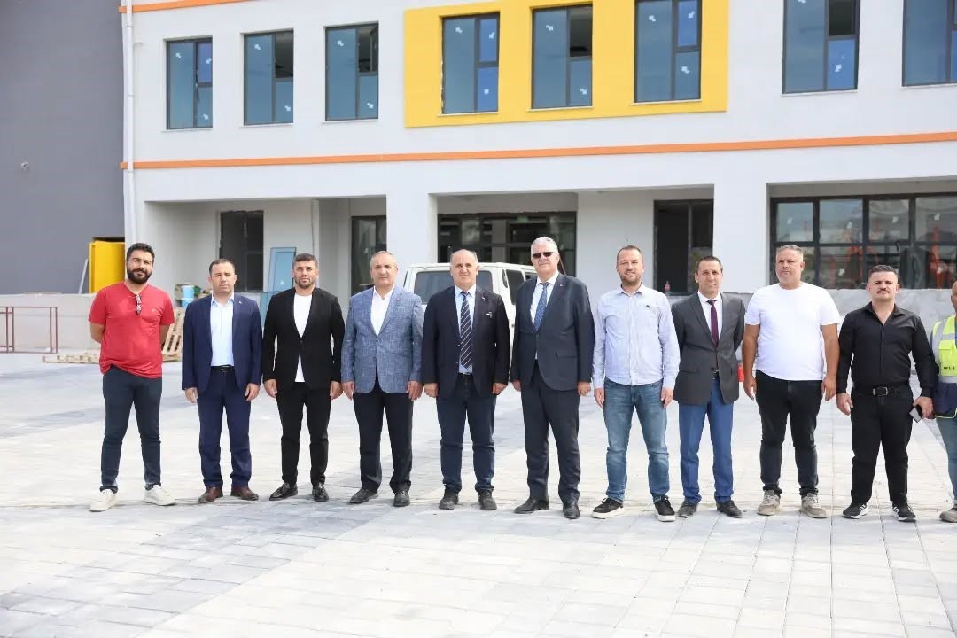 İNCİRLİOVA’DA MİLLİ EĞİTİM BAKANLIĞI VE DÜNYA BANKASI TARAFINDAN YAPIMI SÜRDÜRÜLEN OKULLAR KAMPÜSÜ’NDE İNCELEME YAPAN BELEDİYE BAŞKANI AYTEKİN KAYA, OKULLARIN İHTİYAÇLARININ BELİRLENMESİNİN ARDINDAN YAĞMUR SUYU HATTI, YOL VE ÇEVRE DÜZENLEMESİ ÇALIŞMALARININ BAŞLATILMASI İÇİN SÜRECİ BAŞLATTIKLARINI AÇIKLADI.