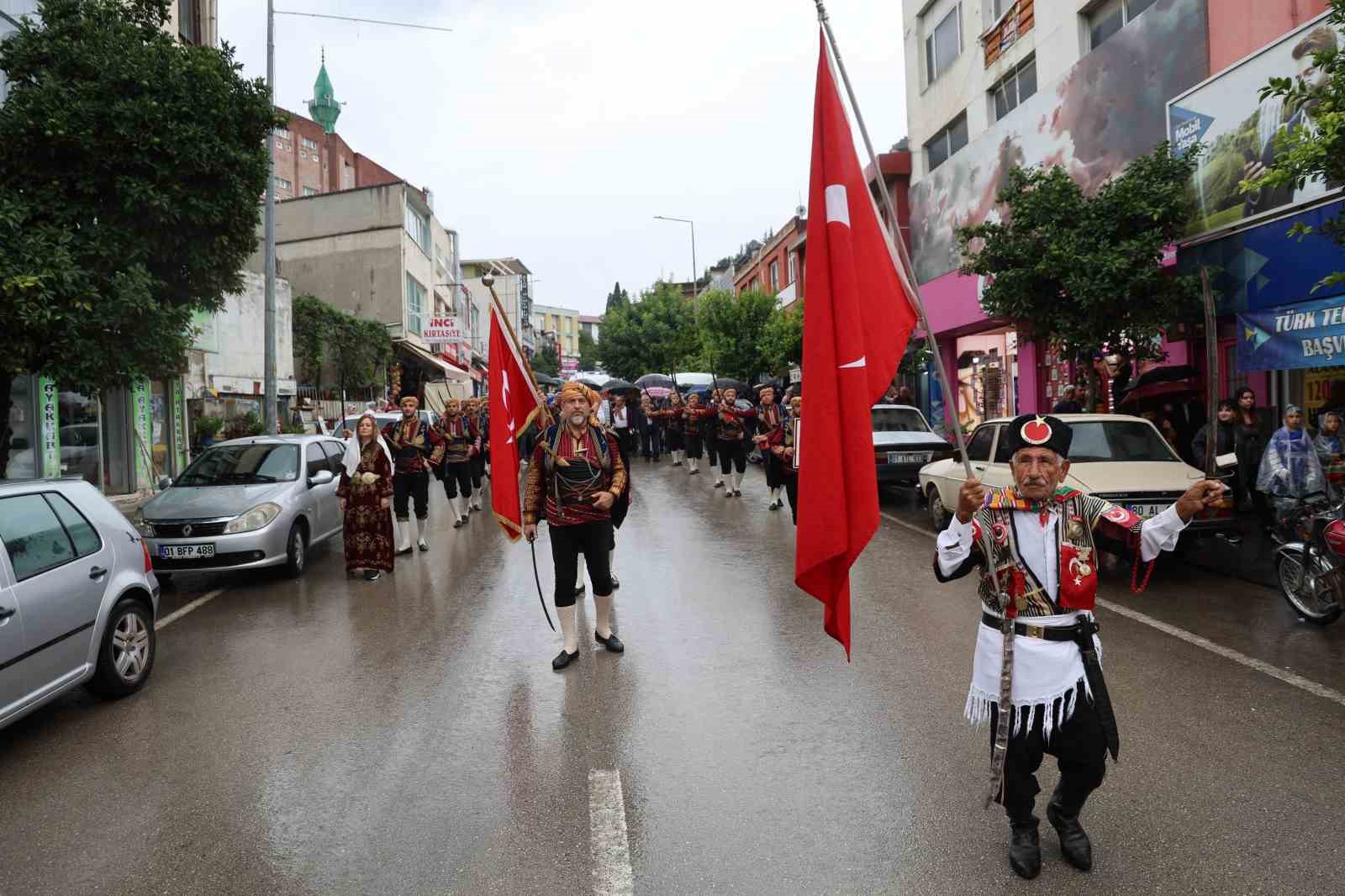 ADANA’NIN KOZAN İLÇESİNDE, DÜNYA VE OLİMPİYAT ŞAMPİYONU MİLLİ GÜREŞÇİ İSMET ATLI’NIN ADINI YAŞATMAK AMACIYLA BU YIL 10’UNCUSU DÜZENLENEN GELENEKSEL İSMET ATLI KARAKUCAK GÜREŞLERİ, YAĞMURA RAĞMEN GERÇEKLEŞTİRİLEN KORTEJ YÜRÜYÜŞÜYLE BAŞLADI.