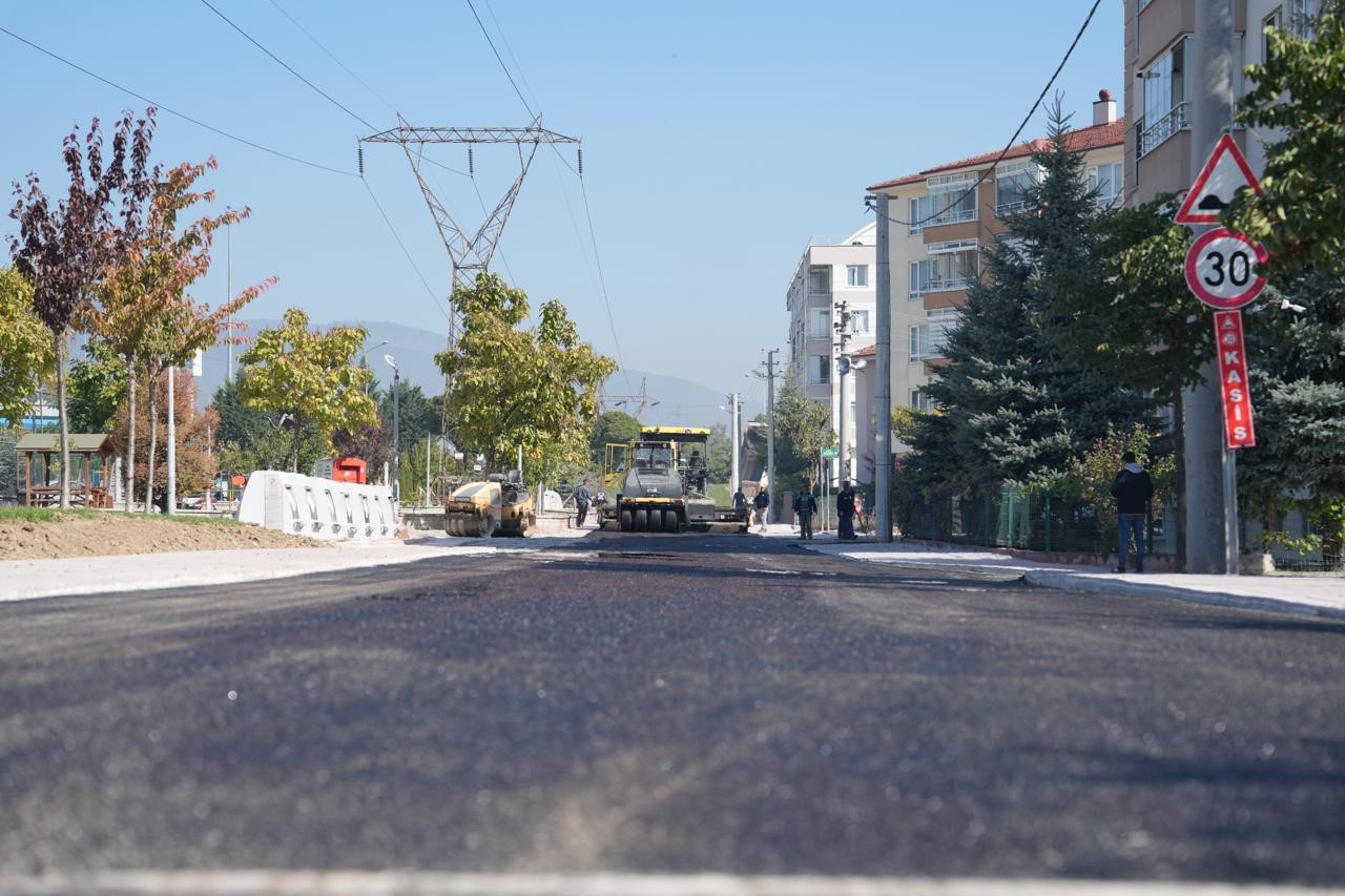 BOLU BELEDİYESİ EKİPLERİ, BORAZANLAR MAHALLESİ’NDEKİ 409 VE 410. SOKAKLARDA YOL VE KALDIRIM YENİLEME ÇALIŞMALARINI TAMAMLAYARAK YOLLARI ARAÇ VE YAYA TRAFİĞİNE AÇTI.