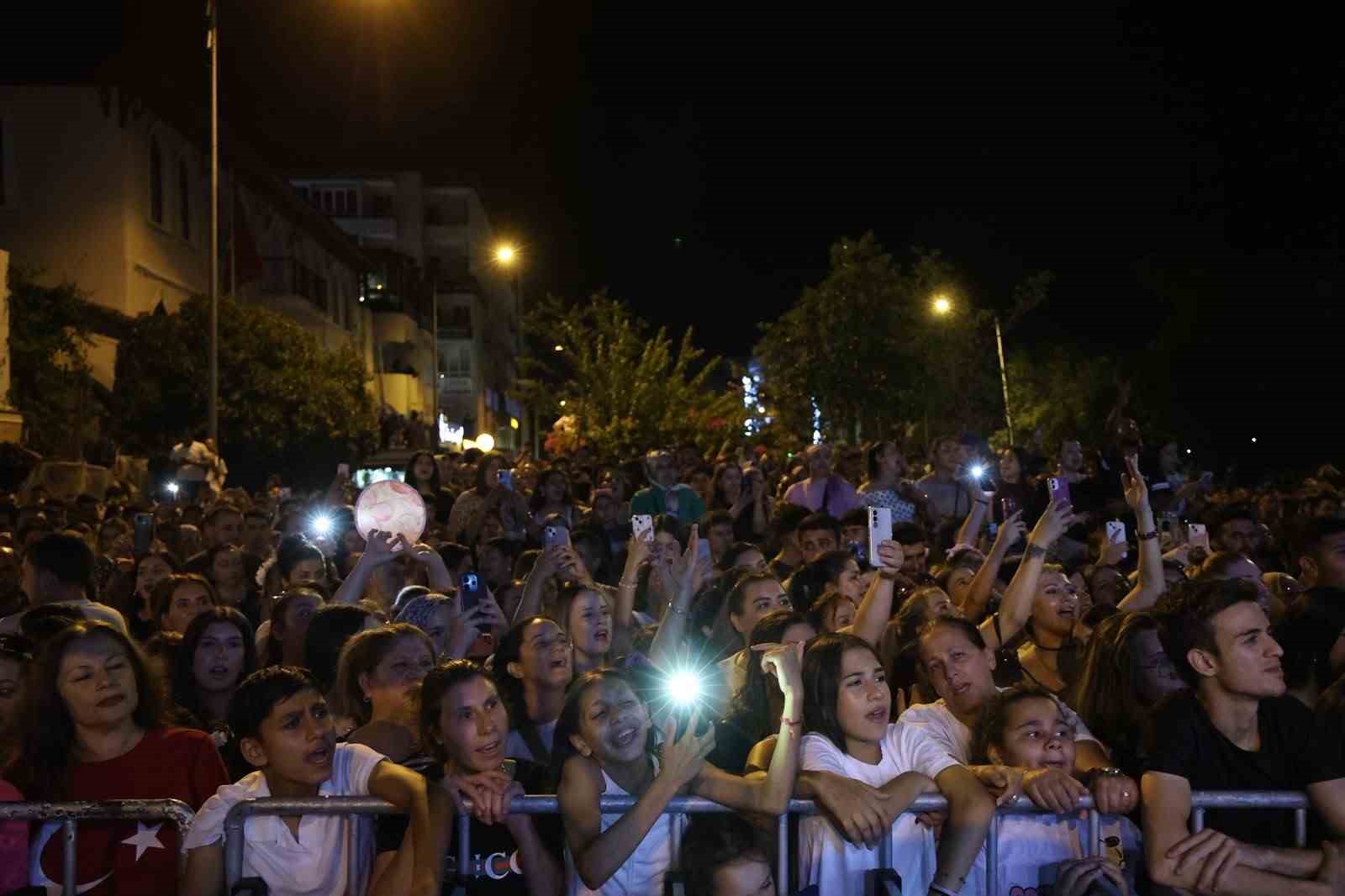 AYDIN BÜYÜKŞEHİR BELEDİYESİ’NİN ‘YAZ KONSERLERİ’ KAPSAMINDA NAZİLLİ’DE SAHNE ALAN SEVİLEN SANATÇI BİLAL SONSES, İSTASYON MEYDANI’NI DOLDURAN VATANDAŞLARA UNUTULMAZ BİR MÜZİK AKŞAMI YAŞATTI.