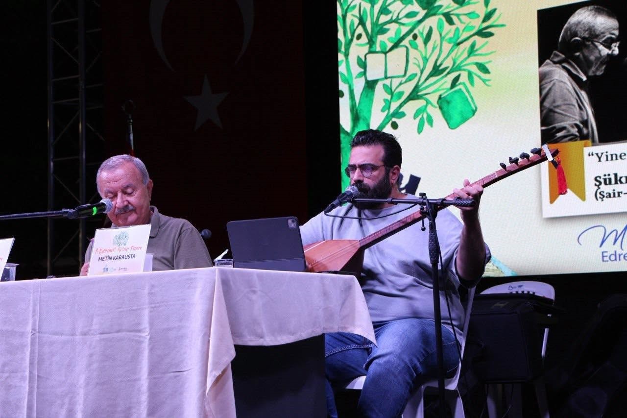 BALIKESİR'İN EDREMİT BELEDİYESİ TARAFINDAN DÜZENLENEN 8. EDREMİT KİTAP FUARI, İKİNCİ GÜNÜNDE DE EDEBİYATTAN JEOPOLİTİĞE, DEMOKRASİDEN ŞİİR VE MÜZİĞE UZANAN ZENGİN PROGRAMIYLA KİTAPSEVERLERİ BULUŞTURDU.