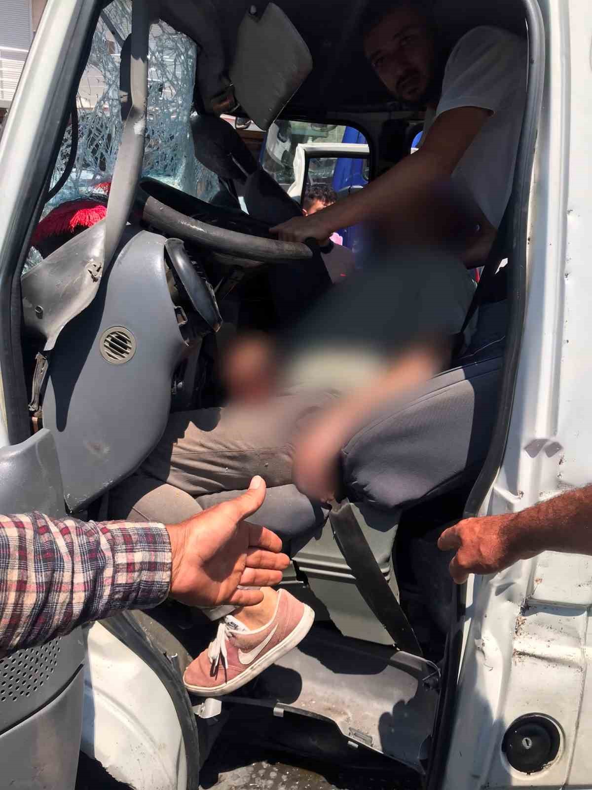 AYDIN'IN BUHARKENT İLÇESİNDE İKİ ARACIN ÇARPIŞMASI SONUCU MEYDANA GELEN KAZADA 1'İ AĞIR 8 KİŞİ YARALANDI.
