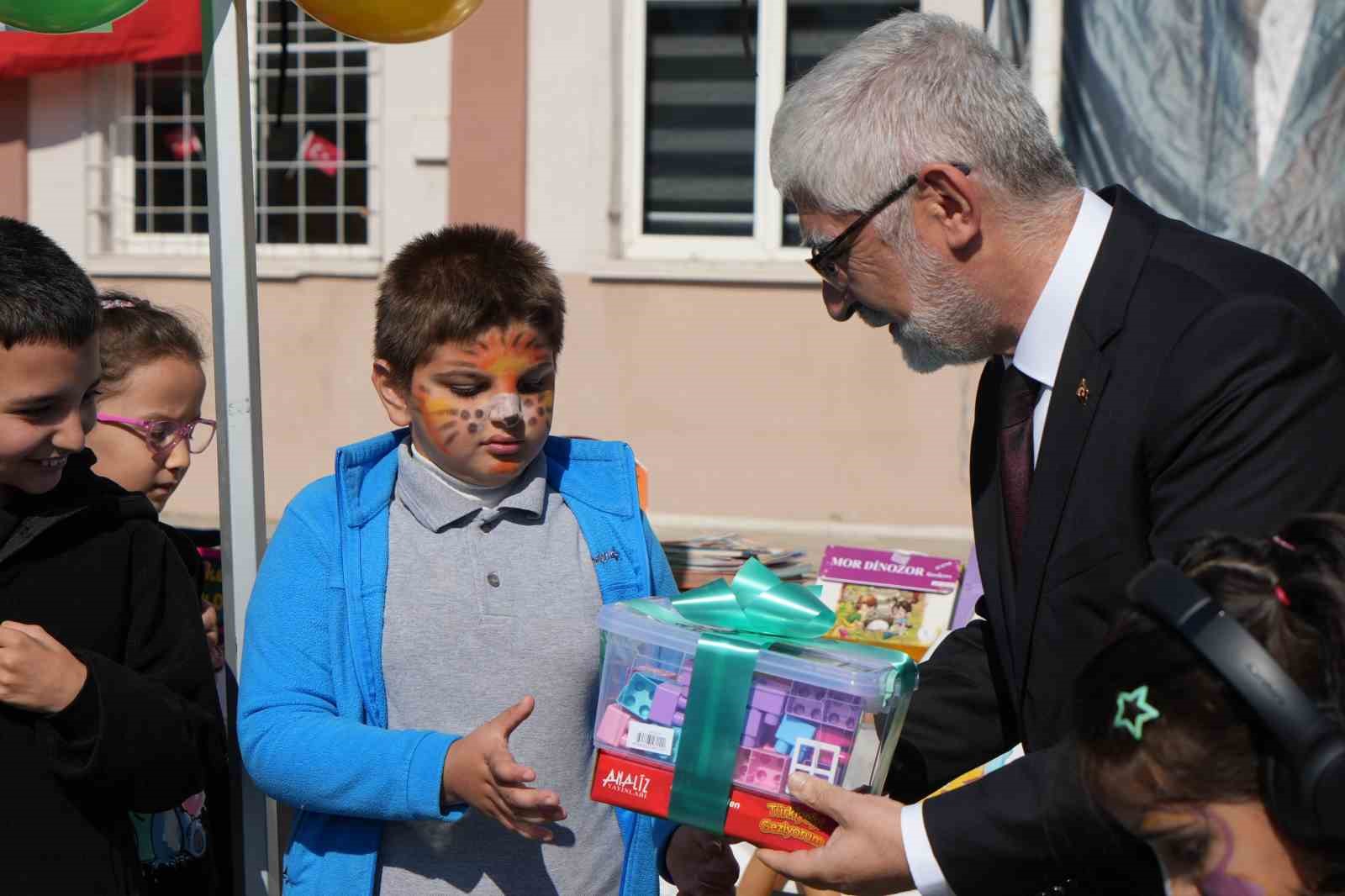 BOLU ABANT İZZET BAYSAL ÜNİVERSİTESİ’NDE (BAİBÜ) HAZİRAN AYINDA DÜZENLENEN PERSONEL ETKİNLİĞİNDE KURULAN "İYİLİK STANDI"NDA TOPLANAN YAKLAŞIK BİN KİTAP VE 250 OYUNCAK, BOLU ÇİMENTO ÇAYDURT İLKOKULU ÖĞRENCİLERİNE DAĞITILDI. ETKİNLİKTE YÜZLERİ BOYANAN ÇOCUKLAR KEYİFLİ ANLAR YAŞADI.