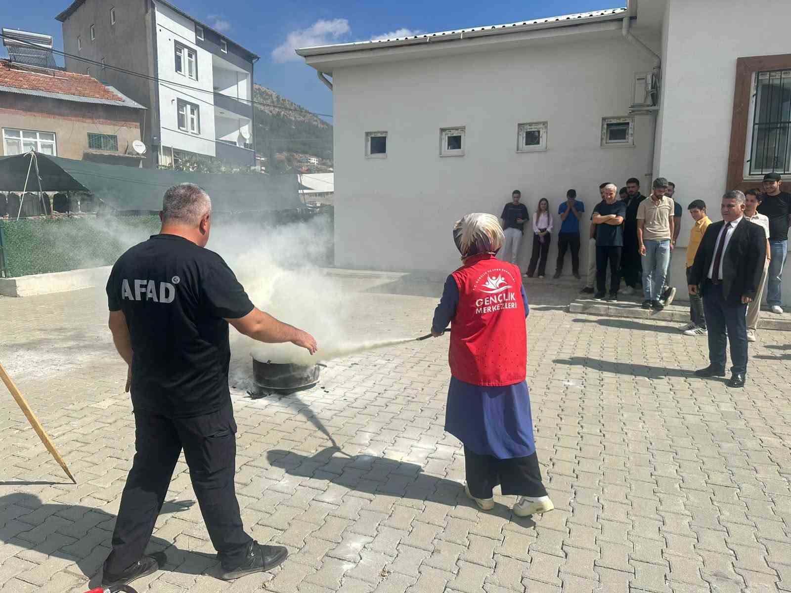 ADIYAMAN’IN ÇELİKHAN İLÇESİNDE AFAD EKİPLERİ TARAFINDAN GENÇLİK VE SPOR İLÇE MÜDÜRLÜĞÜ PERSONELİNE YÖNELİK GERÇEKLEŞTİRİLEN DEPREM TATBİKATI VE YANGIN EĞİTİMİ GERÇEĞİNİ ARATMADI.