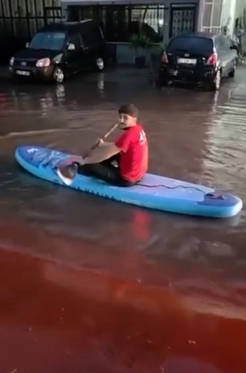 ADAPAZARI İLÇESİNDE BİR KİŞİ SOKAK ÜZERİNDE BİRİKEN SU ÜSTÜNDE SUP BOARD İLE GEZİNTİYE ÇIKTI. ZORLU HAVA ŞARTLARI ARASINDA TEBESSÜM ETTİREN BU İLGİNÇ ANLAR, ÇEVREDEKİ VATANDAŞLAR TARAFINDAN CEP TELEFONU KAMERALARIYLA KAYDEDİLDİ.