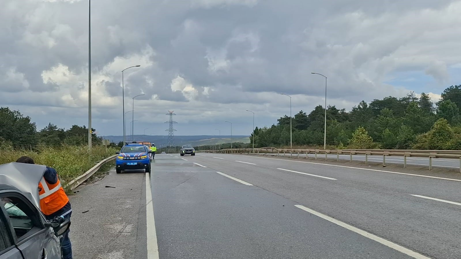 ÇEKMEKÖY ÖMERLİ MEVKİİNDE D020 KARAYOLU ÜZERİNDE MEYDANA GELEN TRAFİK KAZASINDA BİR OTOMOBİL AĞIR HASAR ALARAK KULLANILAMAZ HALE GELDİ. ÖLEN YA DA YARALANANIN OLMADIĞI KAZADA YOL KISA SÜRELİĞİNE TRAFİĞE KAPATILDI.
