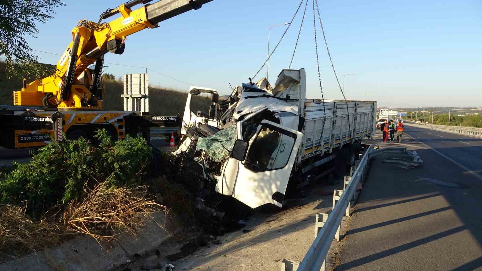 ÇANAKKALE’DE BARİYERLERE ÇARPMAN KAMYONDAKİ 2 KİŞİ HAYATINI KAYBETTİ.