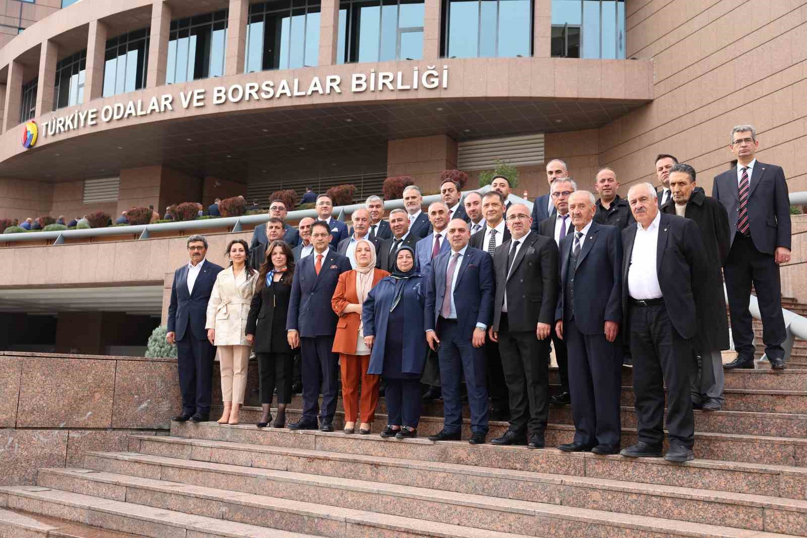 ERZURUM TİCARET BORSASI (ETB) YÖNETİM KURULU BAŞKANI HAKAN ORAL, MECLİS BAŞKANI YAVUZ GÜNEY VE BERABERİNDEKİ MECLİS ÜYELERİ, TÜRKİYE ODALAR VE BORSALAR BİRLİĞİ (TOBB) BAŞKANI M. RİFAT HİSARCIKLIOĞLU’NU ZİYARET ETTİ.