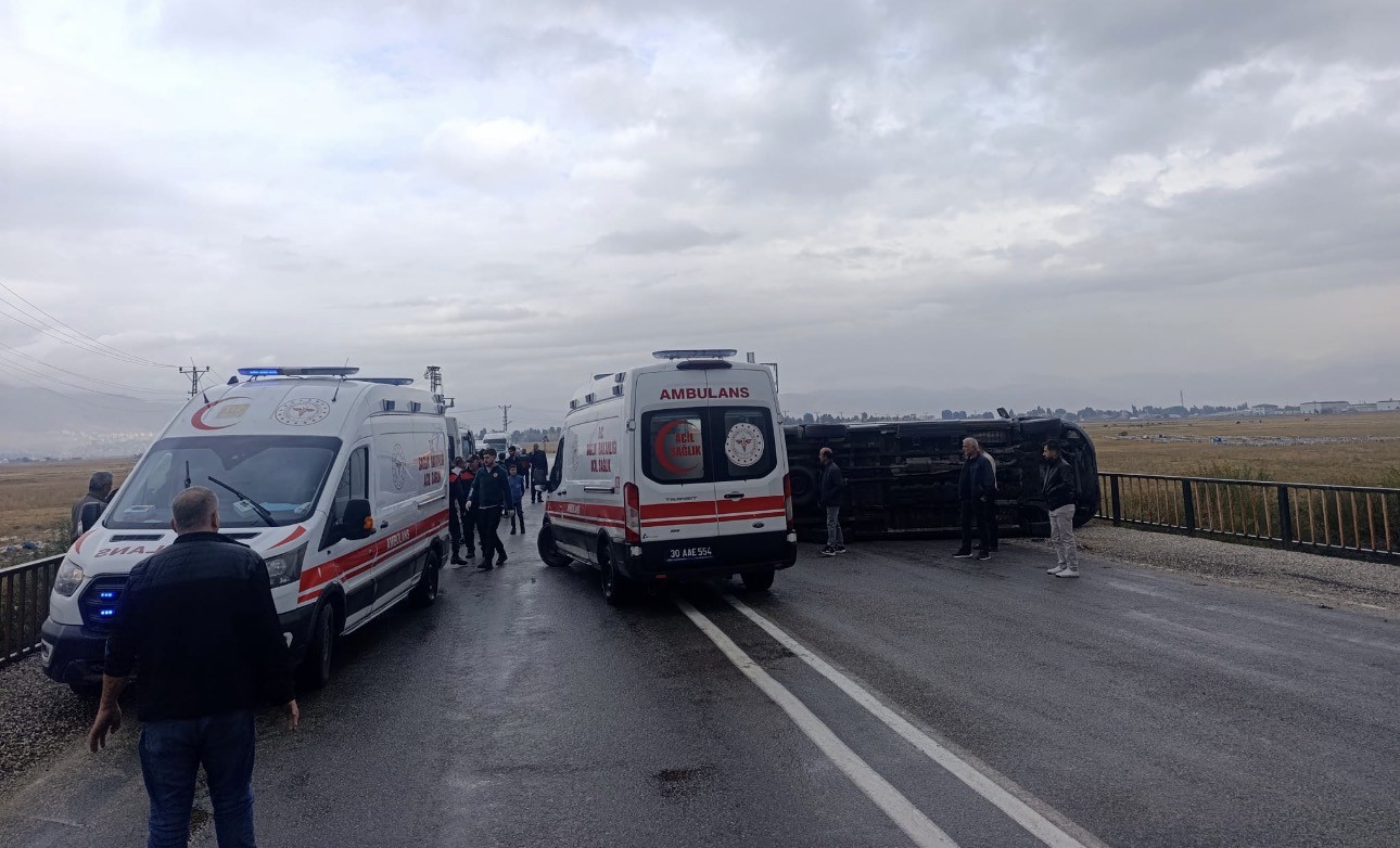 HAKKARİ'NİN YÜKSEKOVA İLÇESİNDE OKUL SERVİSİNİN DEVRİLMESİ SONUCU 10 ÖĞRENCİ YARALANDI.