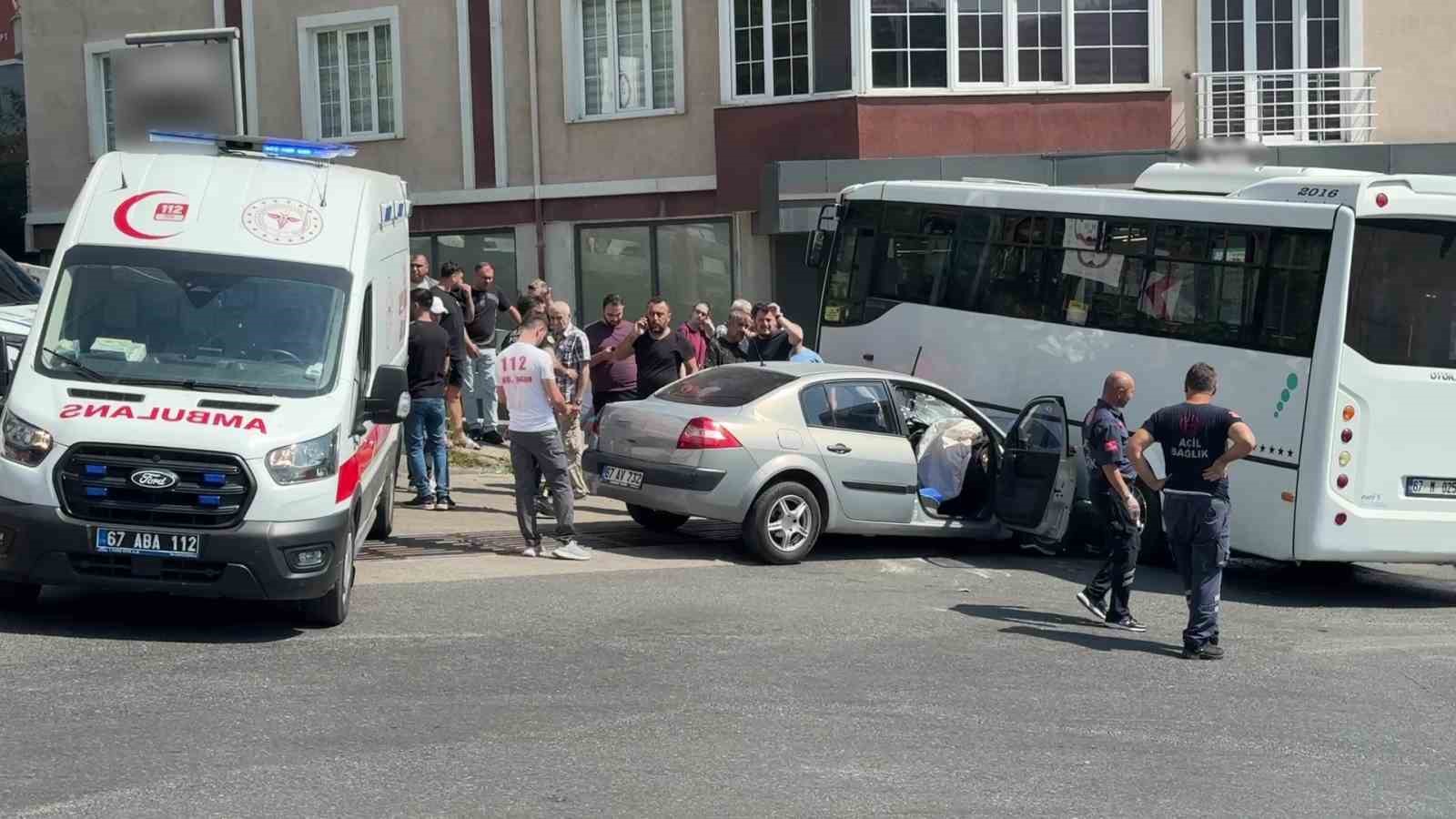 ZONGULDAK'IN KİLİMLİ İLÇESİNDE MEYDANA GELEN TRAFİK KAZASINDA ÖZEL HALK OTOBÜSÜ İLE OTOMOBİLİN ÇARPIŞMASI SONUCU 7 KİŞİ YARALANDI.