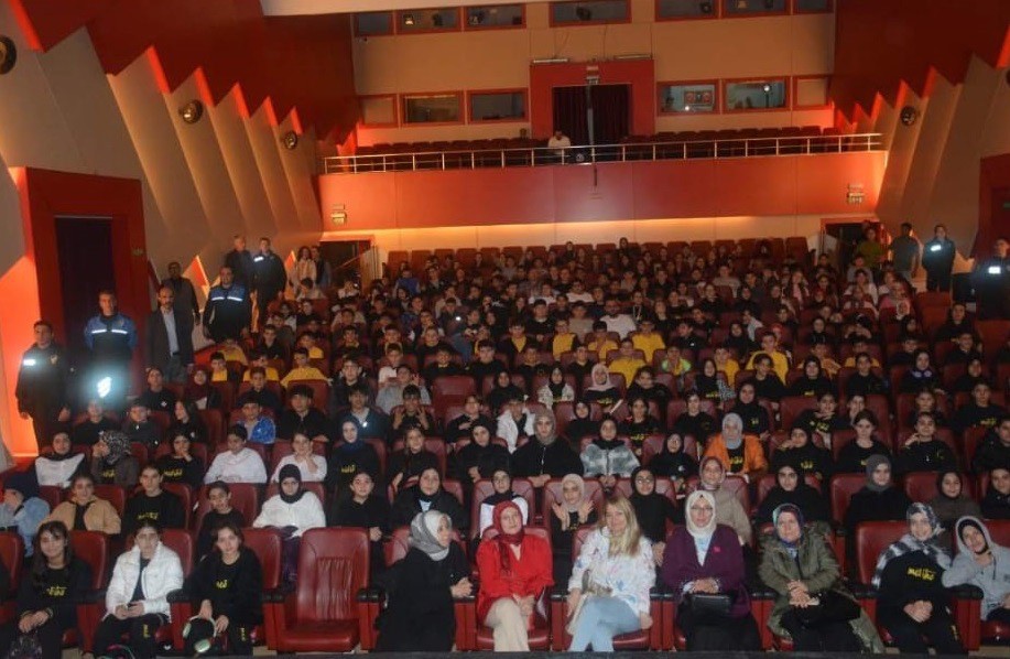 BURSA'DA İL EMNİYET MÜDÜRLÜĞÜ TARAFINDAN YÜRÜTÜLEN PROJE KAPSAMINDA 250 ÖĞRENCİ, TİYATRO ETKİNLİĞİNDE BİR ARAYA GELDİ.