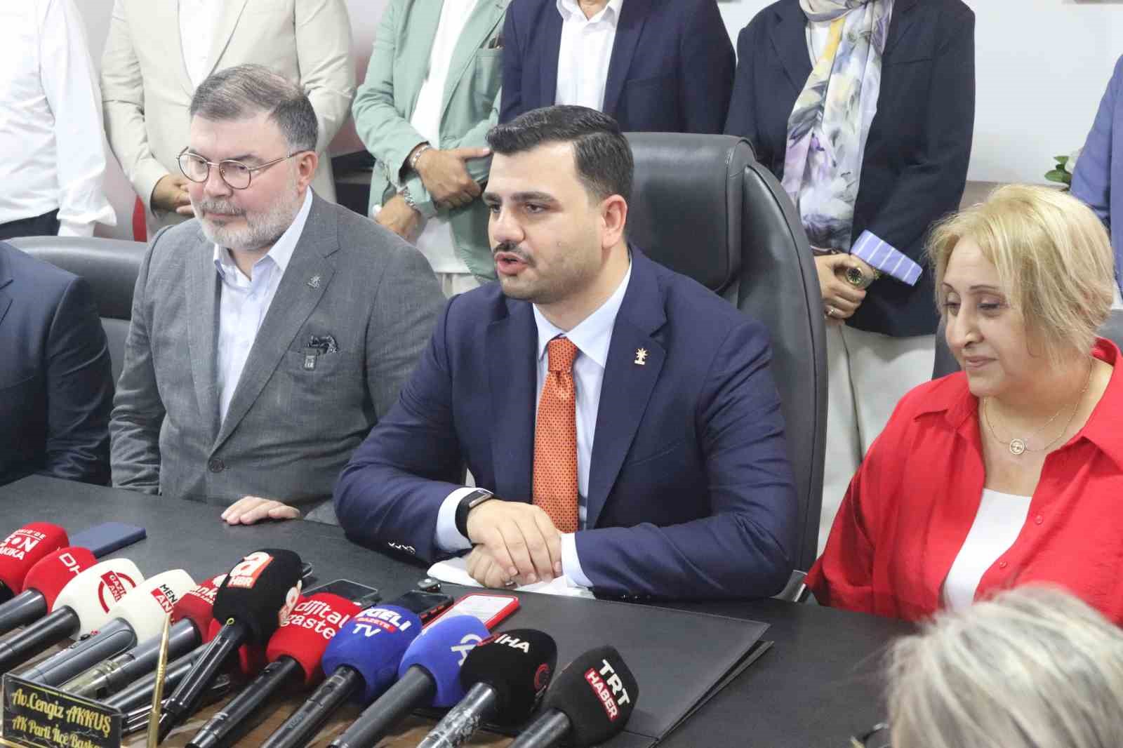 AK PARTİ GENEL SEKRETERİ VE İZMİR MİLLETVEKİLİ EYYÜP KADİR İNAN (SOL ORTADA) MENDERES BELEDİYESİNDE BAŞKANVEKİLİ SEÇİLEN ASUMAN ŞEN’İ (SAĞDA) MAKAMINDA ZİYARET ETTİ.
