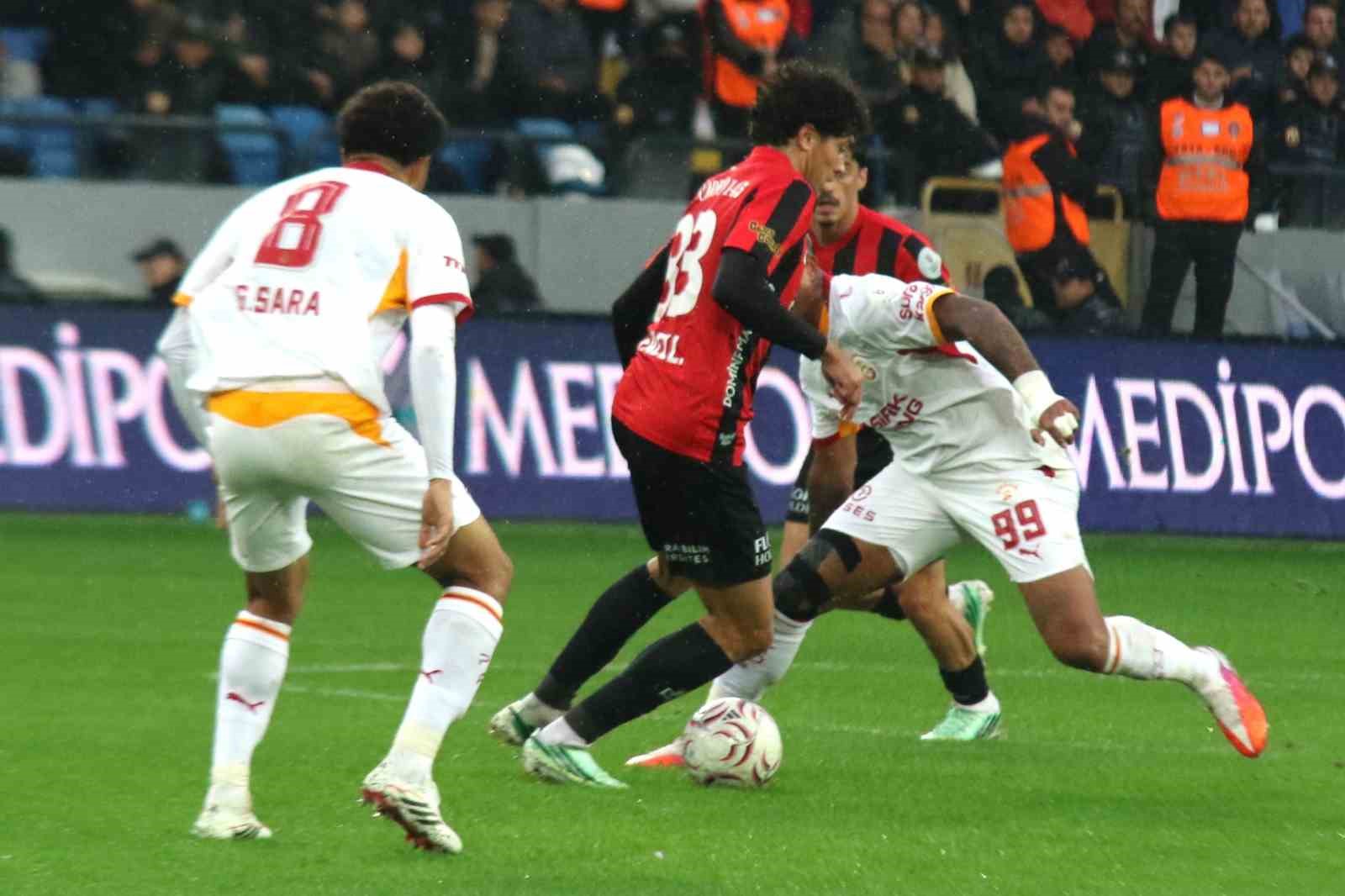 TRENDYOL SÜPER LİG'İN 8. HAFTASINDA GENÇLERBİRLİĞİ, GALATASARAY'I AĞIRLIYOR. MÜSABAKANIN İLK YARISI 0-0'LIK BERABERLİKLE TAMAMLANDI.