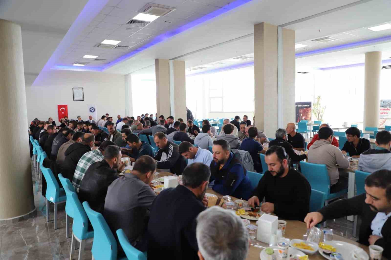 REKTÖR KUYRUKLUYILDIZ, ÜNİVERSİTE PERSONELİYLE KAHVALTIDA BULUŞTU