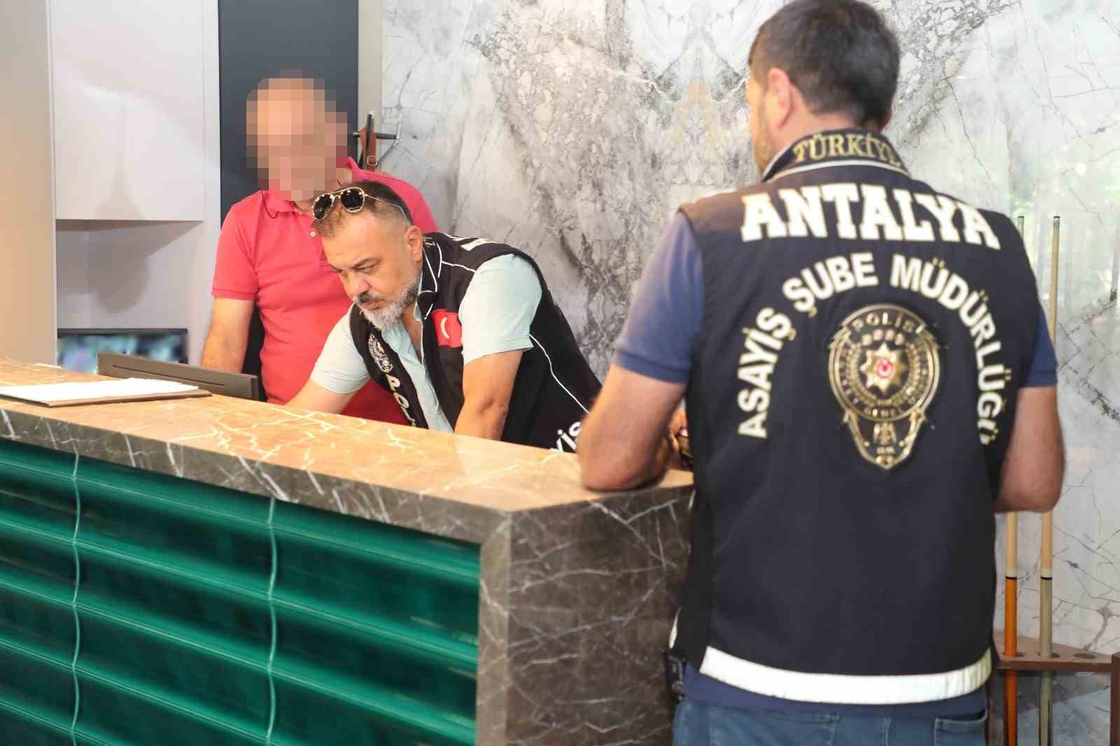 ANTALYA EMNİYET MÜDÜRLÜĞÜ EKİPLERİ TARAFINDAN GÜNÜBİRLİK KONAKLAMA YERLERİ VE ARAÇ KİRALAMA FİRMALARINA YÖNELİK DENETİMLERDE 13 İŞLETME VE 4 ŞAHSA CEZAİ İŞLEM UYGULANDI.