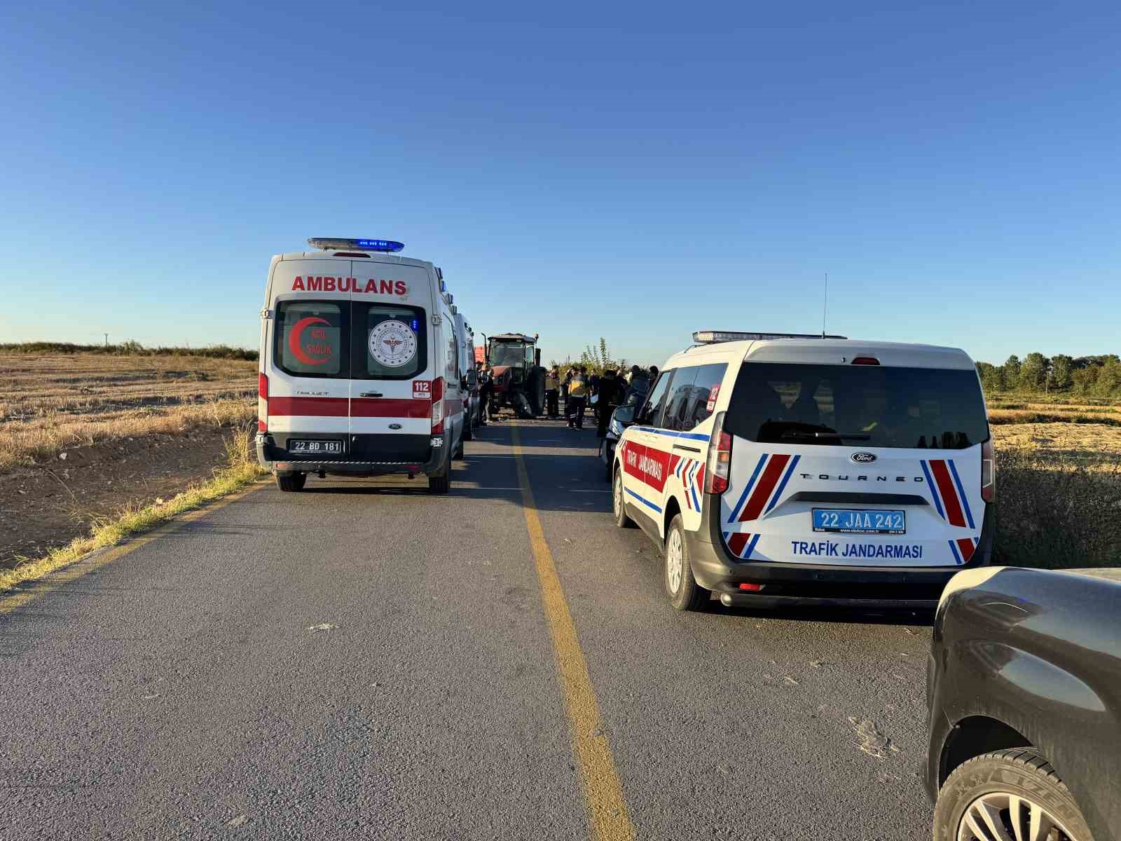EDİRNE'DE TRAKTÖR İLE OTOMOBİL ÇARPIŞTI: 1 YARALI
