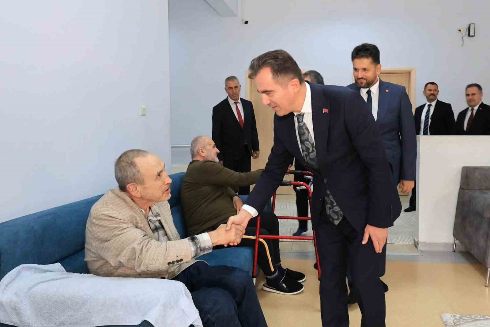 BİTLİS VALİSİ AHMET KARAKAYA, 1 EKİM DÜNYA YAŞLILAR GÜNÜ DOLAYISIYLA AHLAT ENGELSİZ YAŞAM BAKIM REHABİLİTASYON VE AİLE DANIŞMA MERKEZİNİ ZİYARET ETTİ.