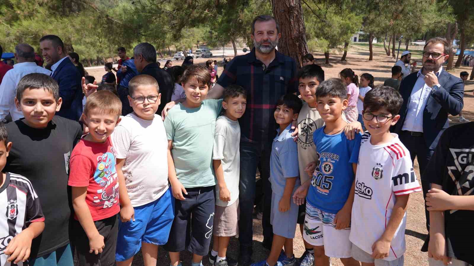GÜRSU İLÇE MÜFTÜLÜĞÜ VE GÜRSU BELEDİYESİ İŞ BİRLİĞİYLE DÜZENLENEN "YAZ KUR'AN KURSLARI PİKNİK ŞÖLENİ", İLÇEDE EĞİTİM GÖREN YAKLAŞIK 1000 ÖĞRENCİNİN KATILIMIYLA GÜRSU ORMAN PARKI’NDA COŞKULU BİR ŞEKİLDE GERÇEKLEŞTİRİLDİ. YAZ BOYUNCA KUR'AN-I KERİM VE TEMEL DİNİ BİLGİLER EĞİTİMİ ALAN ÇOCUKLARIN MOTİVASYONUNU ARTIRMAK AMACIYLA DÜZENLENEN ETKİNLİK, RENKLİ GÖRÜNTÜLERE SAHNE OLDU.