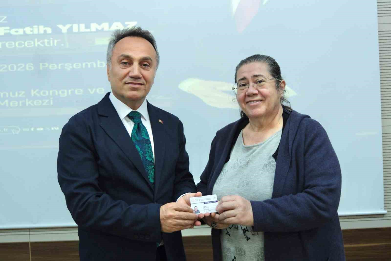 REKTÖR PROF. DR. FATİH YILMAZ’IN ÖĞRENCİLERİ ARASINDA  LİSE DÖNEMİNDEKİ İNGİLİZCE ÖĞRETMENİ DE YER ALDI.