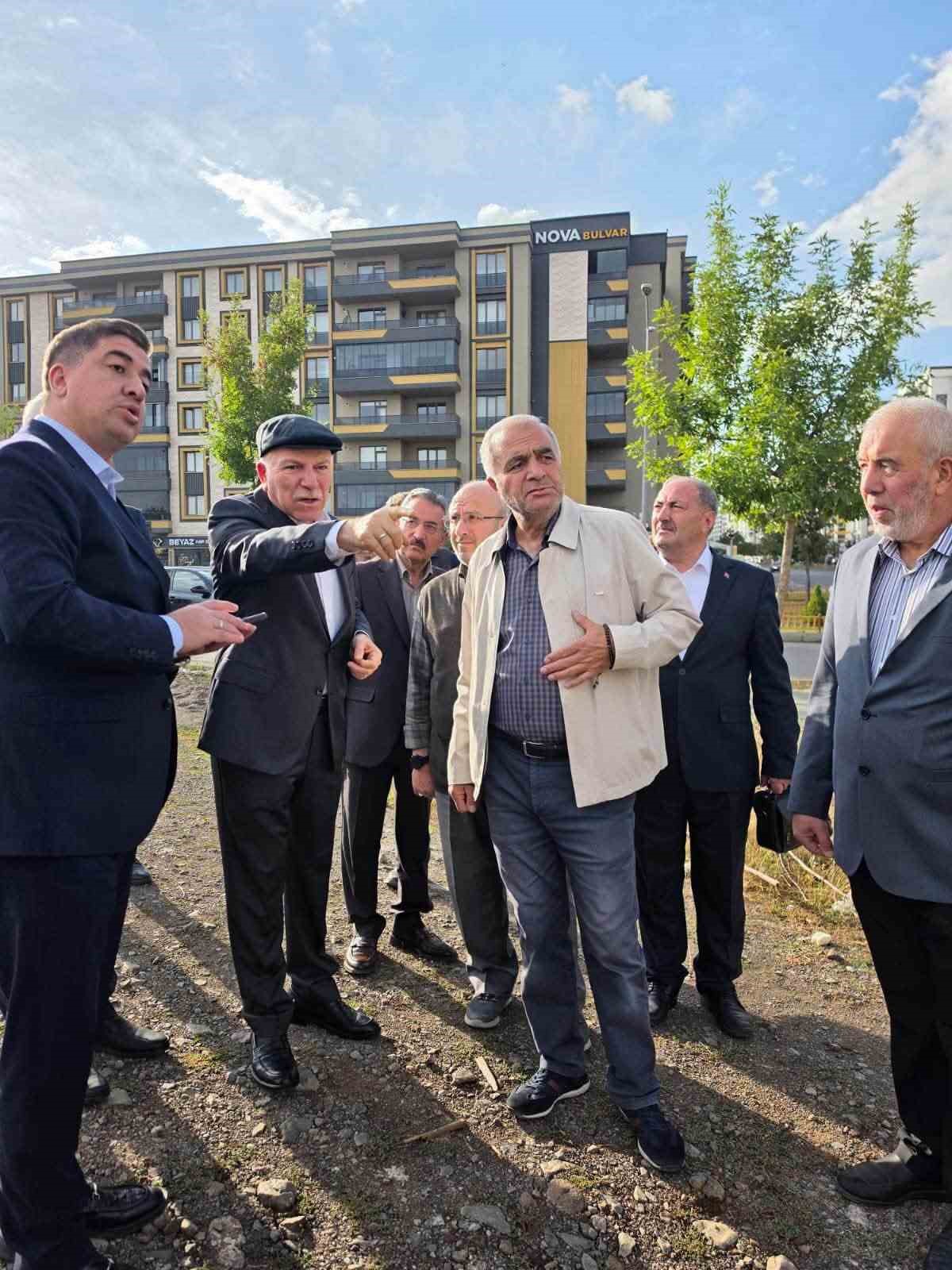 ERZURUM BÜYÜKŞEHİR BELEDİYE BAŞKANI MEHMET SEKMEN, ŞEHİR GENELİNDE YÜRÜTÜLEN EĞİTİM VE İBADET YATIRIMLARINI YERİNDE İNCELEDİ. BAŞKAN SEKMEN, TOKİ ORTAOKULU’NDAKİ İYİLEŞTİRME ÇALIŞMALARI İLE MURAT ELLİK BULVARI’NDA İNŞA EDİLECEK YENİ CAMİ ALANINDA DENETİMLERDE BULUNDU.